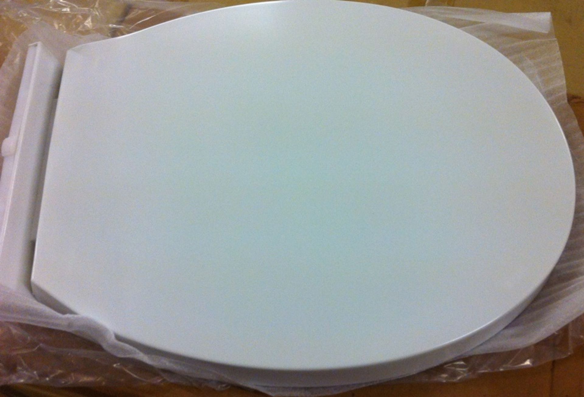 50 x Deluxe Soft Close White Toilet Seats - Brand New Boxed Stock - CL034 - Ideal For Resale - Vogue - Image 4 of 5