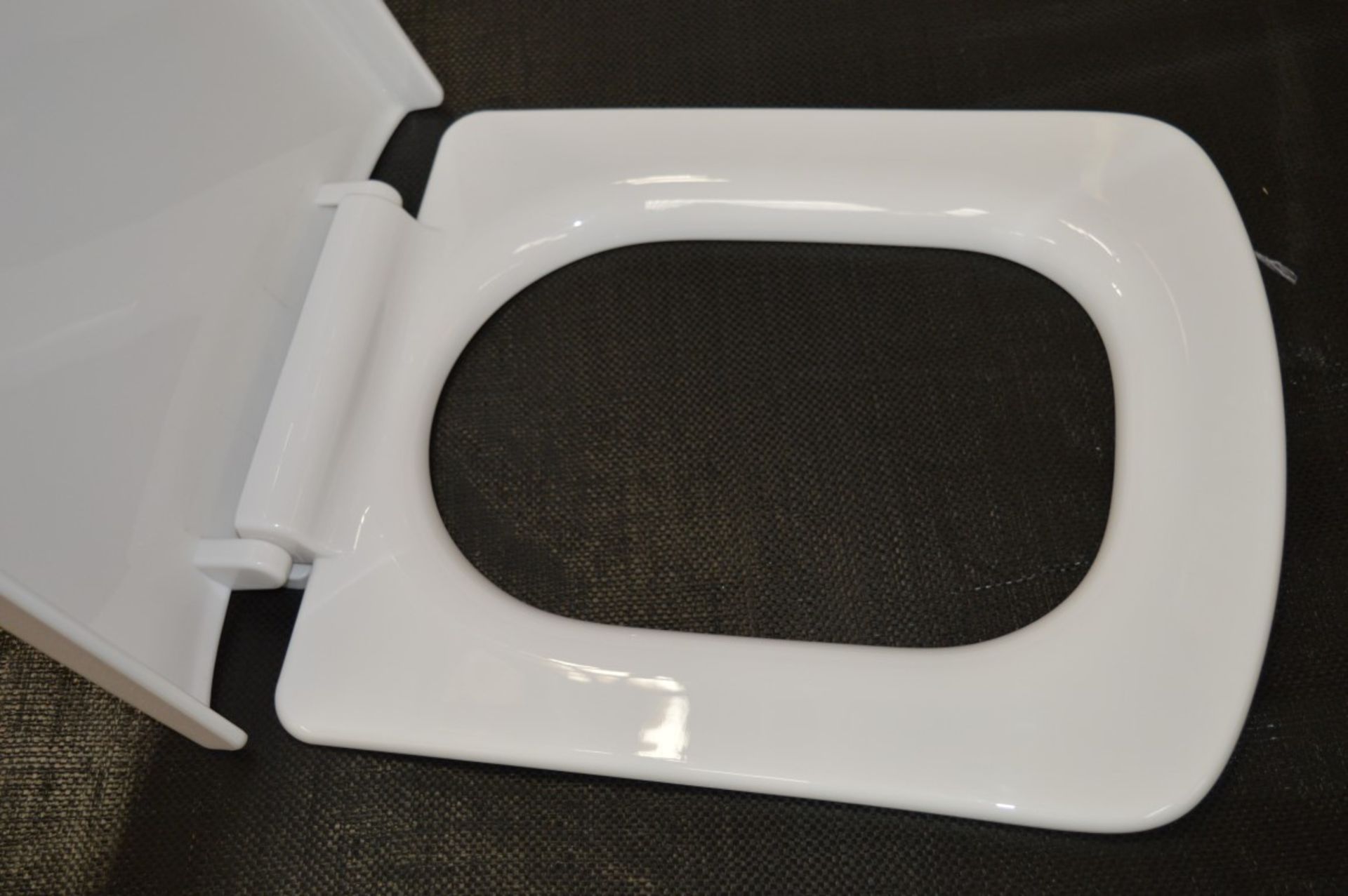 10 x Vogue Chevron Modern Square White Soft Close Toilet Seats and Cover Top Fixing - Brand New - Image 3 of 5