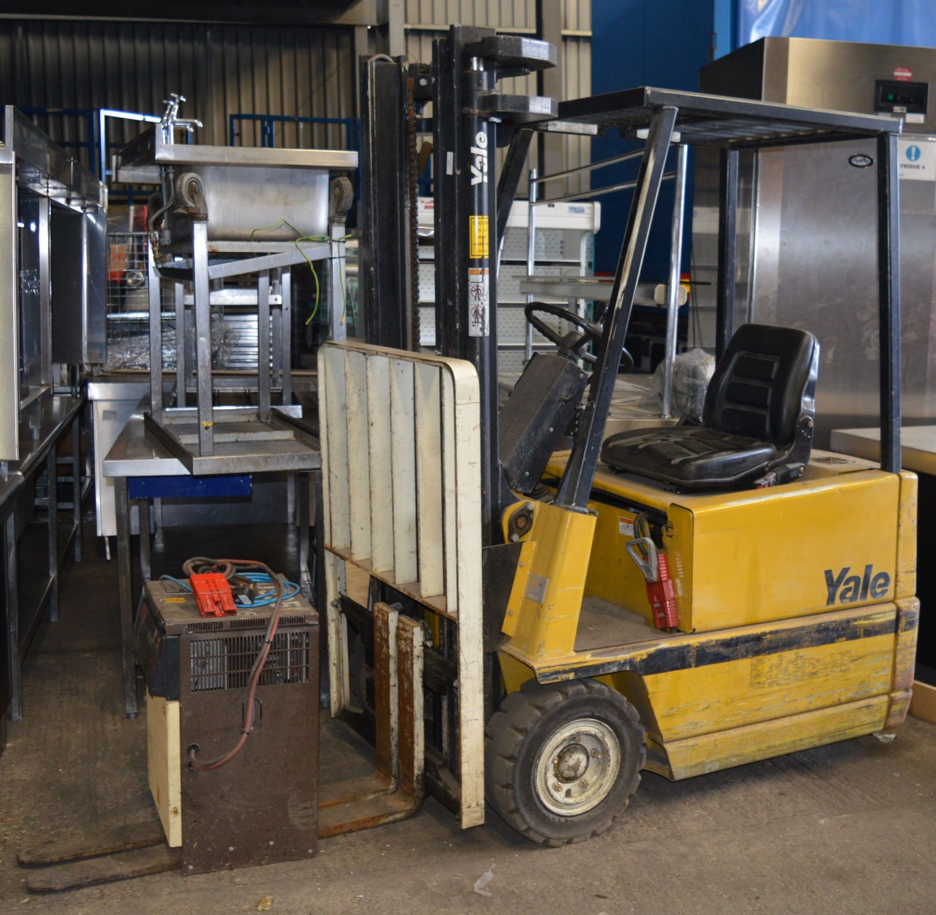 1 x Yale Counter Balance Fork Lift Truck With 240v Charger -Location: Welwyn, Hertfordshire, AL7