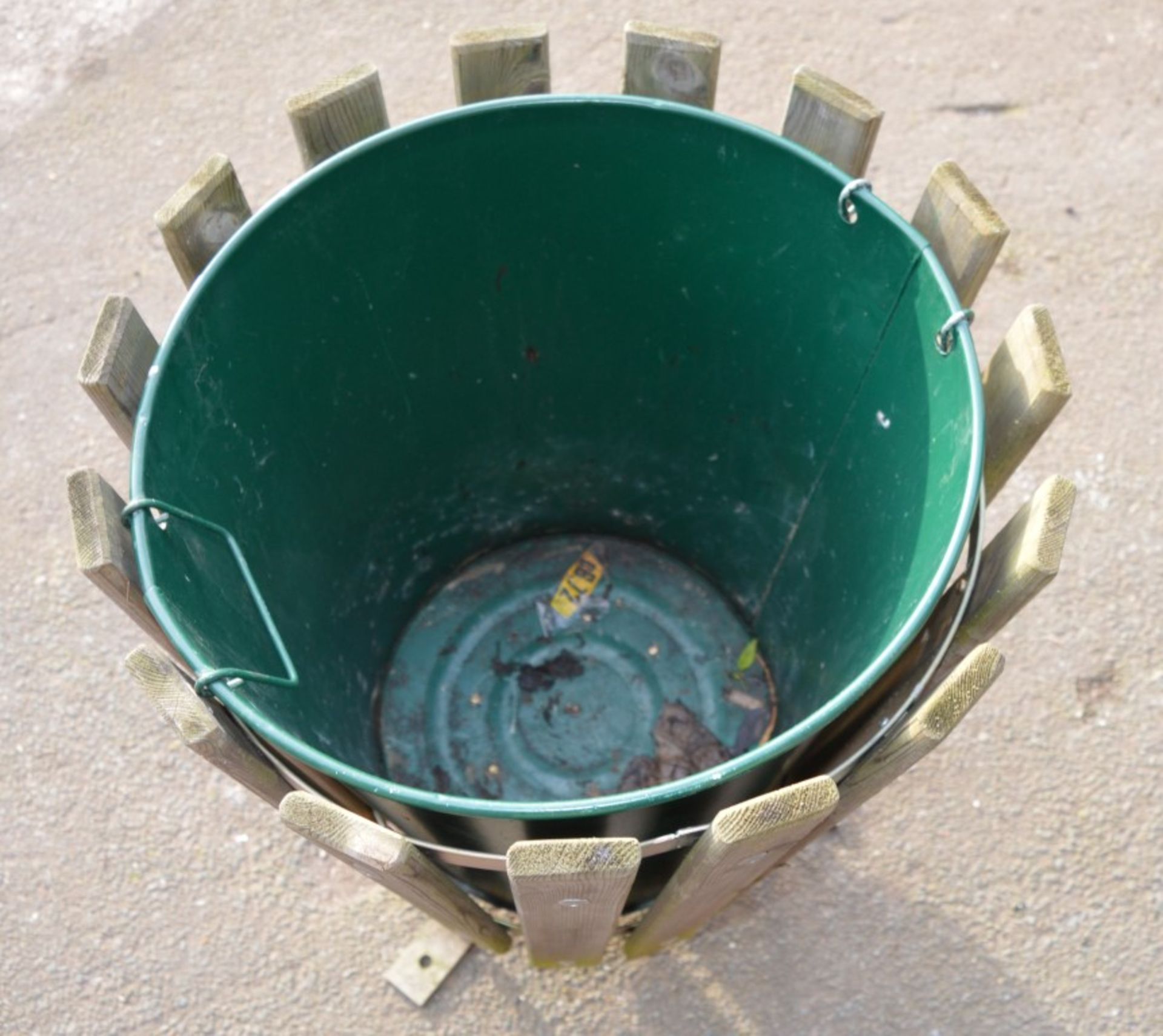 1 x Round Wooden Waste Bin With Metal Inner - Tanalised Wood For Preservation Treatment Ensuring - Image 4 of 5