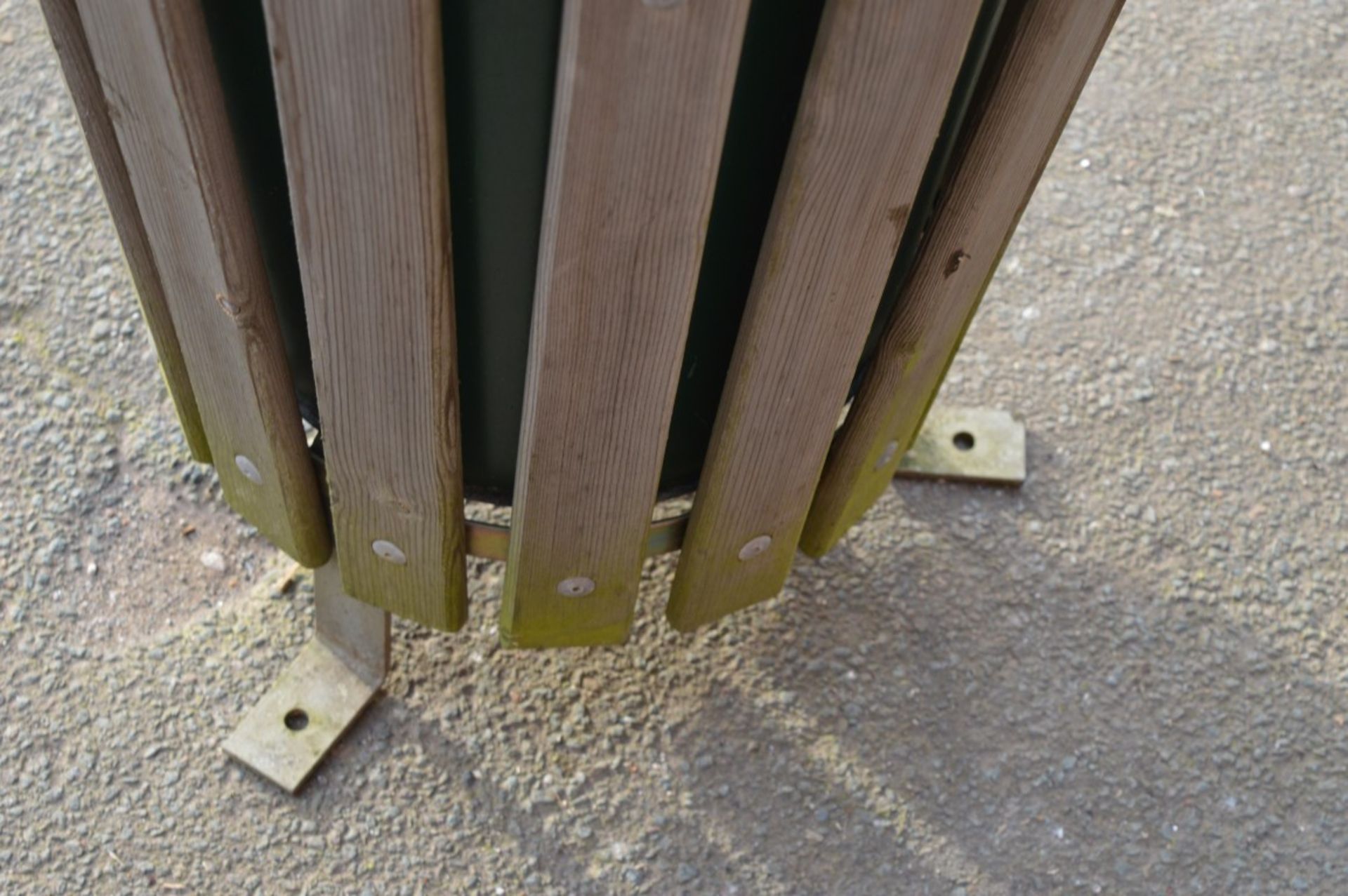 1 x Round Wooden Waste Bin With Metal Inner - Tanalised Wood For Preservation Treatment Ensuring - Image 4 of 4