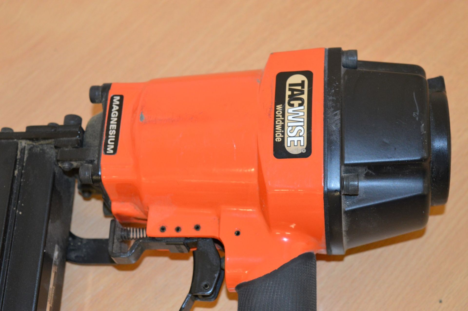 1 x Tacwise Rapesco FCF15XCB Air Corrugated Fastener Gun - Capable of Countersinking 9mm to 15mm - Image 4 of 7