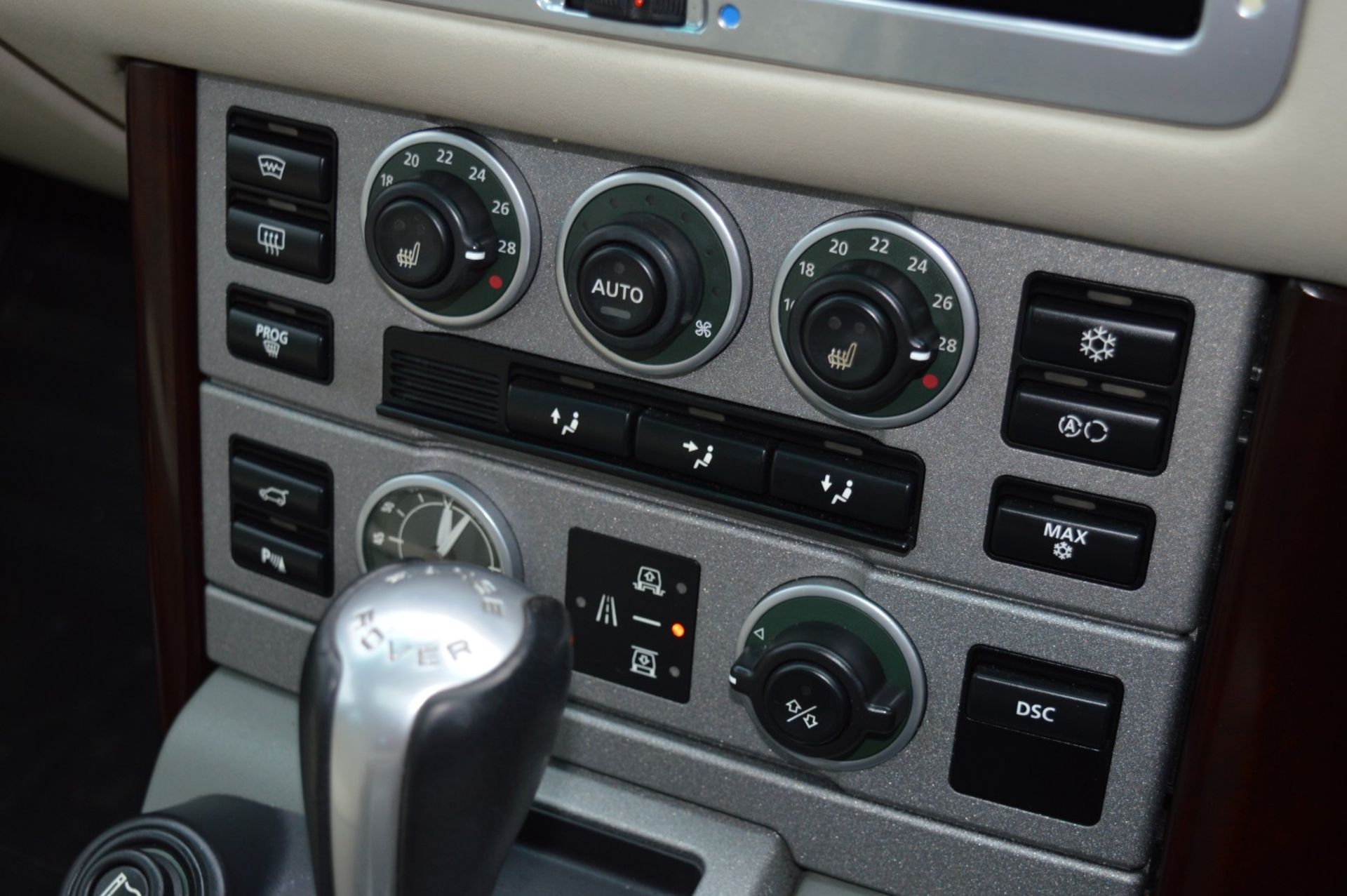 1 x Range Rover Vogue V8 4.4 Automatic - Black, Leather Interior, Petrol, Television, Premium - Image 28 of 63