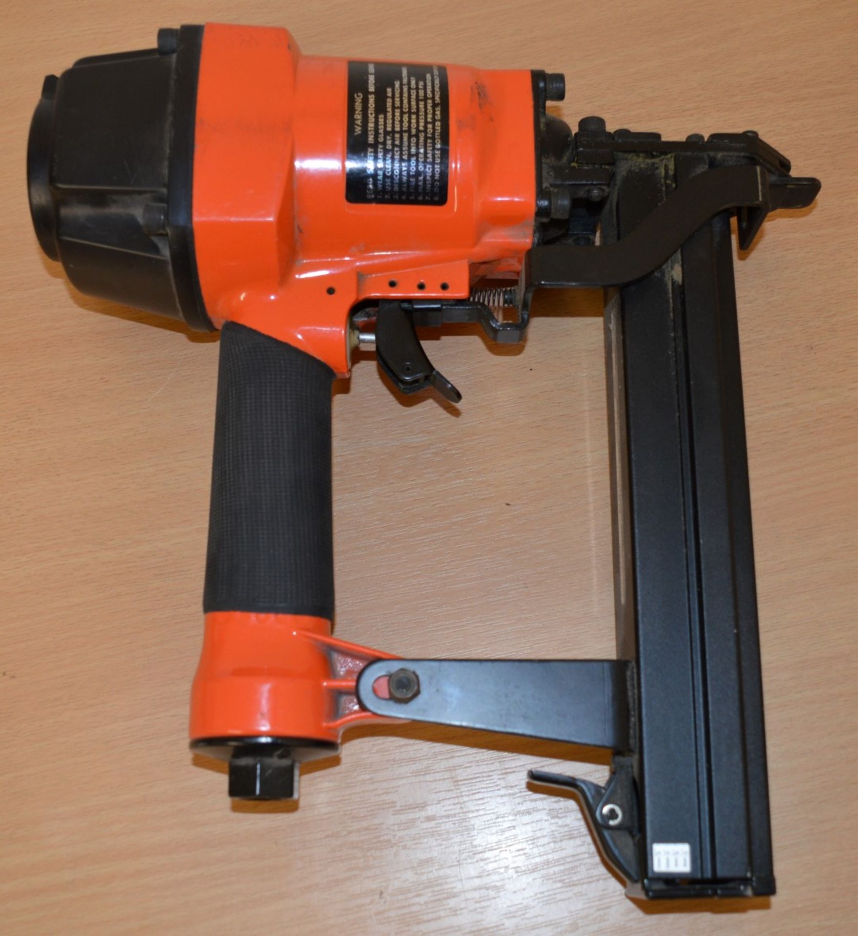 1 x Tacwise Rapesco FCF15XCB Air Corrugated Fastener Gun - Capable of Countersinking 9mm to 15mm - Image 2 of 7