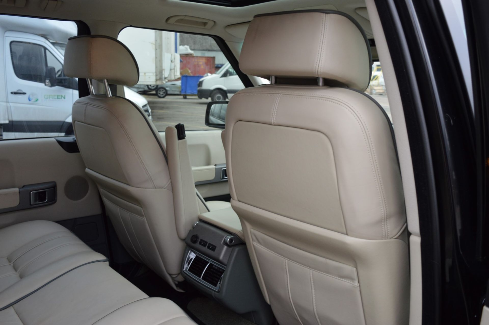 1 x Range Rover Vogue V8 4.4 Automatic - Black, Leather Interior, Petrol, Television, Premium - Image 11 of 63