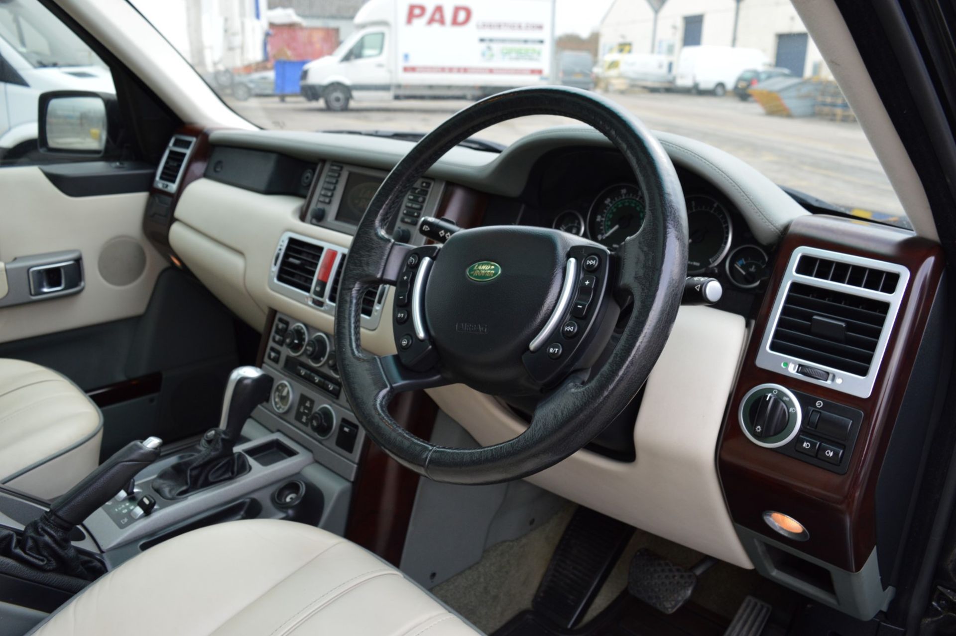 1 x Range Rover Vogue V8 4.4 Automatic - Black, Leather Interior, Petrol, Television, Premium - Image 16 of 63