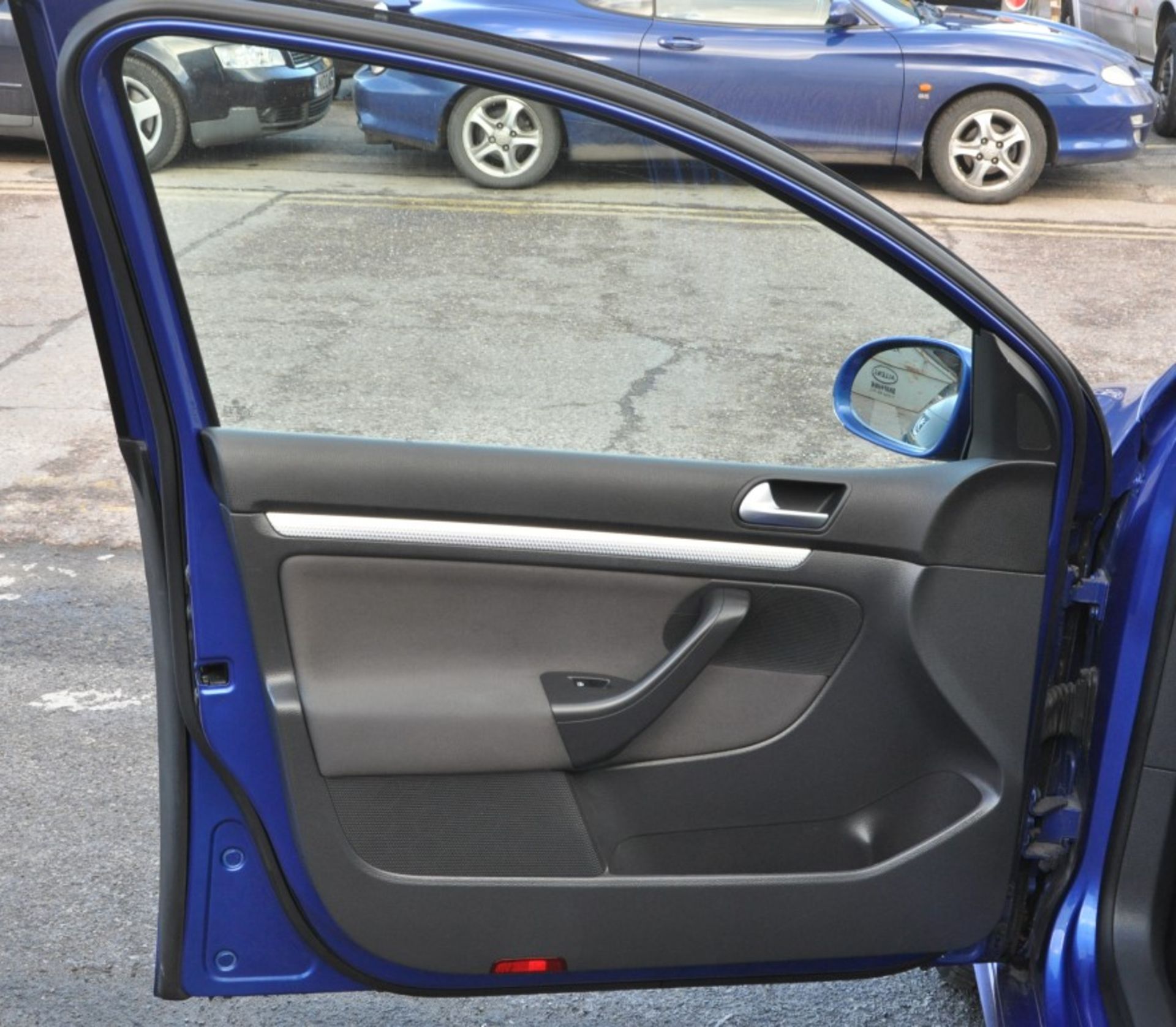 1 x Volkswagon Golf R32 V6 "5 Door" 2008, Blue - Heated Seats, 42,733 Miles - MOT Jan 2016 - Image 8 of 25