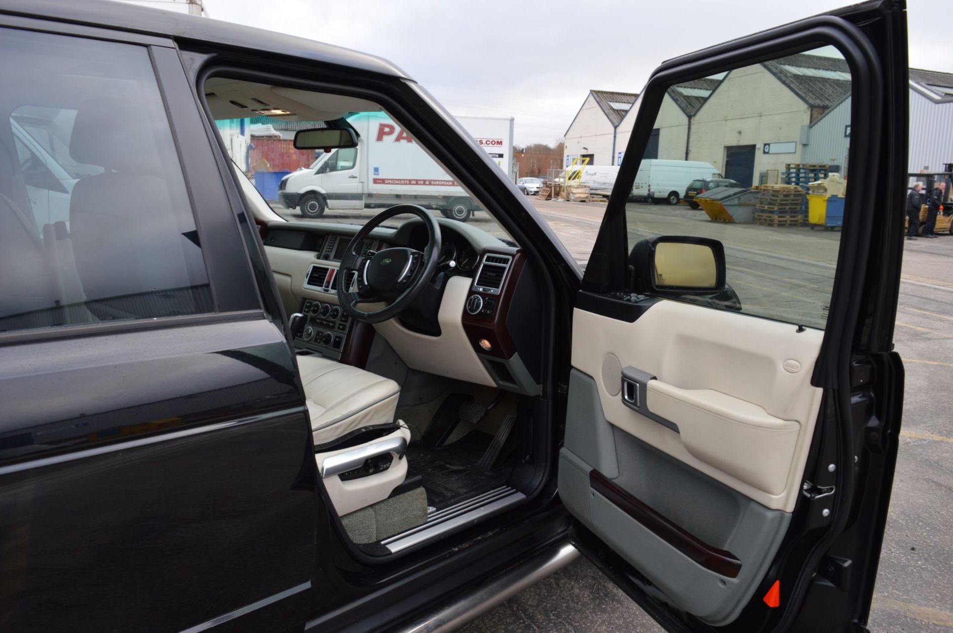 1 x Range Rover Vogue V8 4.4 Automatic - Black, Leather Interior, Petrol, Television, Premium - Image 10 of 63