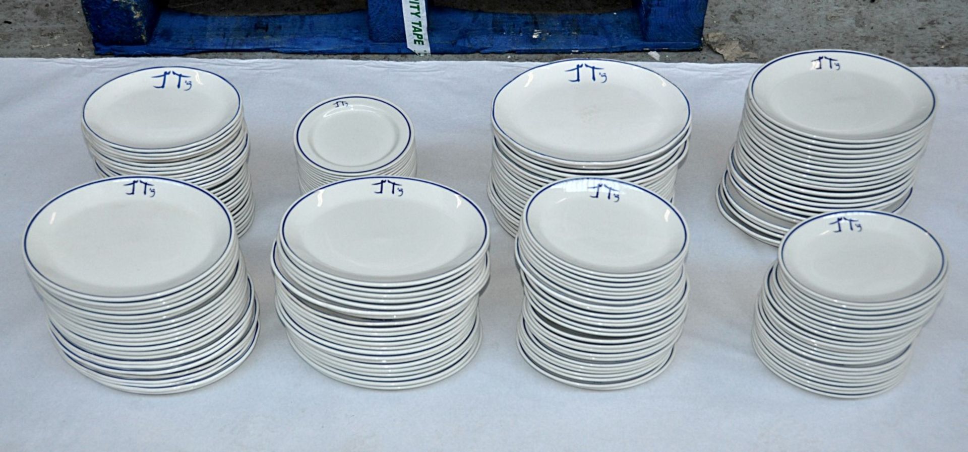 195 x Item Of Assorted Crockery – Brand: Steelite Int. (Endland) – Includes Dishes Of Varying Size –