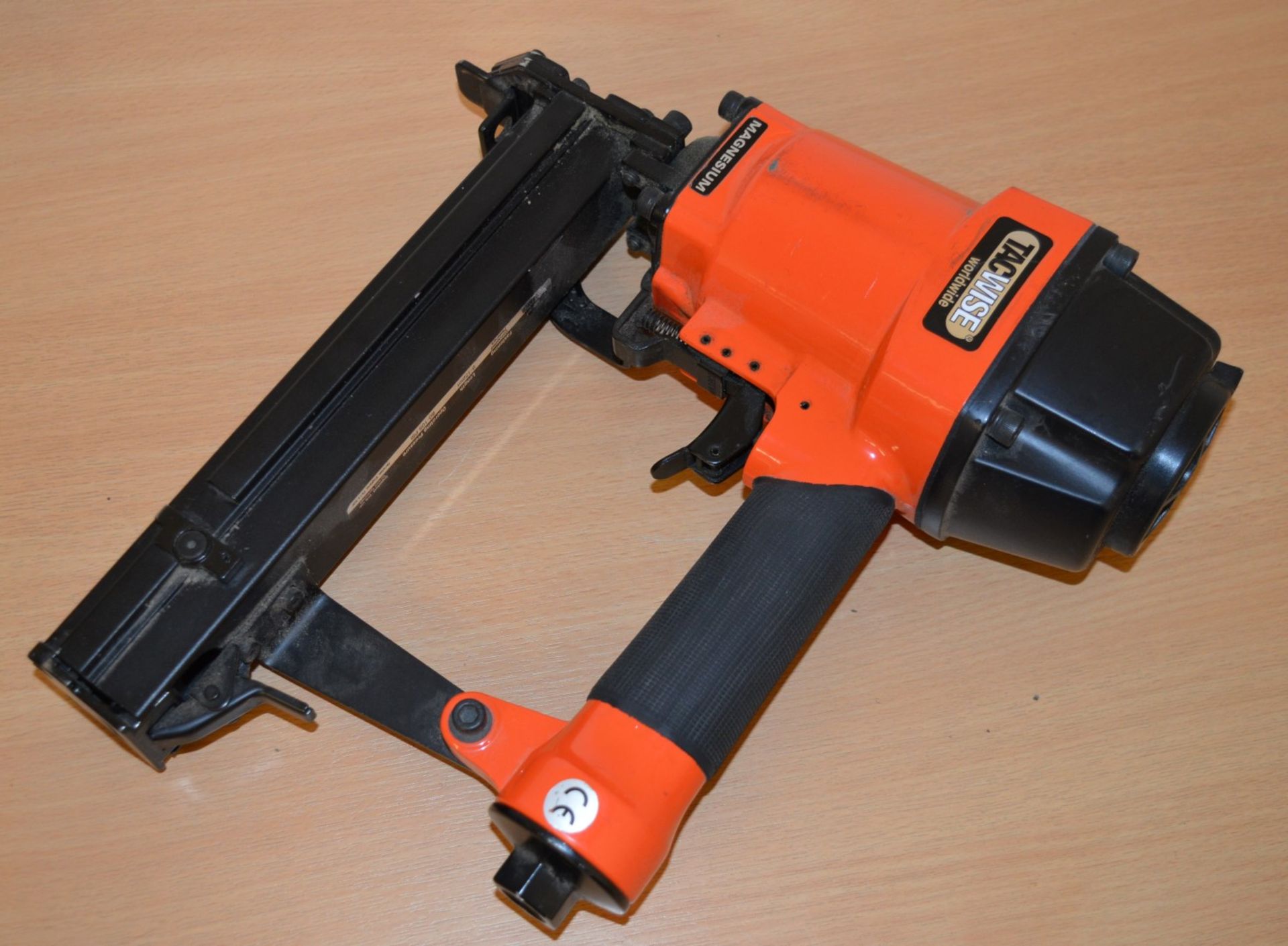 1 x Tacwise Rapesco FCF15XCB Air Corrugated Fastener Gun - Capable of Countersinking 9mm to 15mm - Image 3 of 7