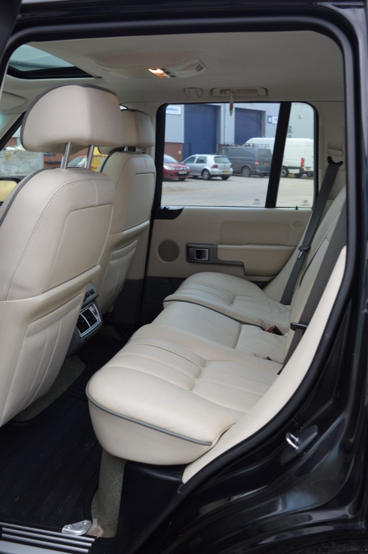 1 x Range Rover Vogue V8 4.4 Automatic - Black, Leather Interior, Petrol, Television, Premium - Image 58 of 63