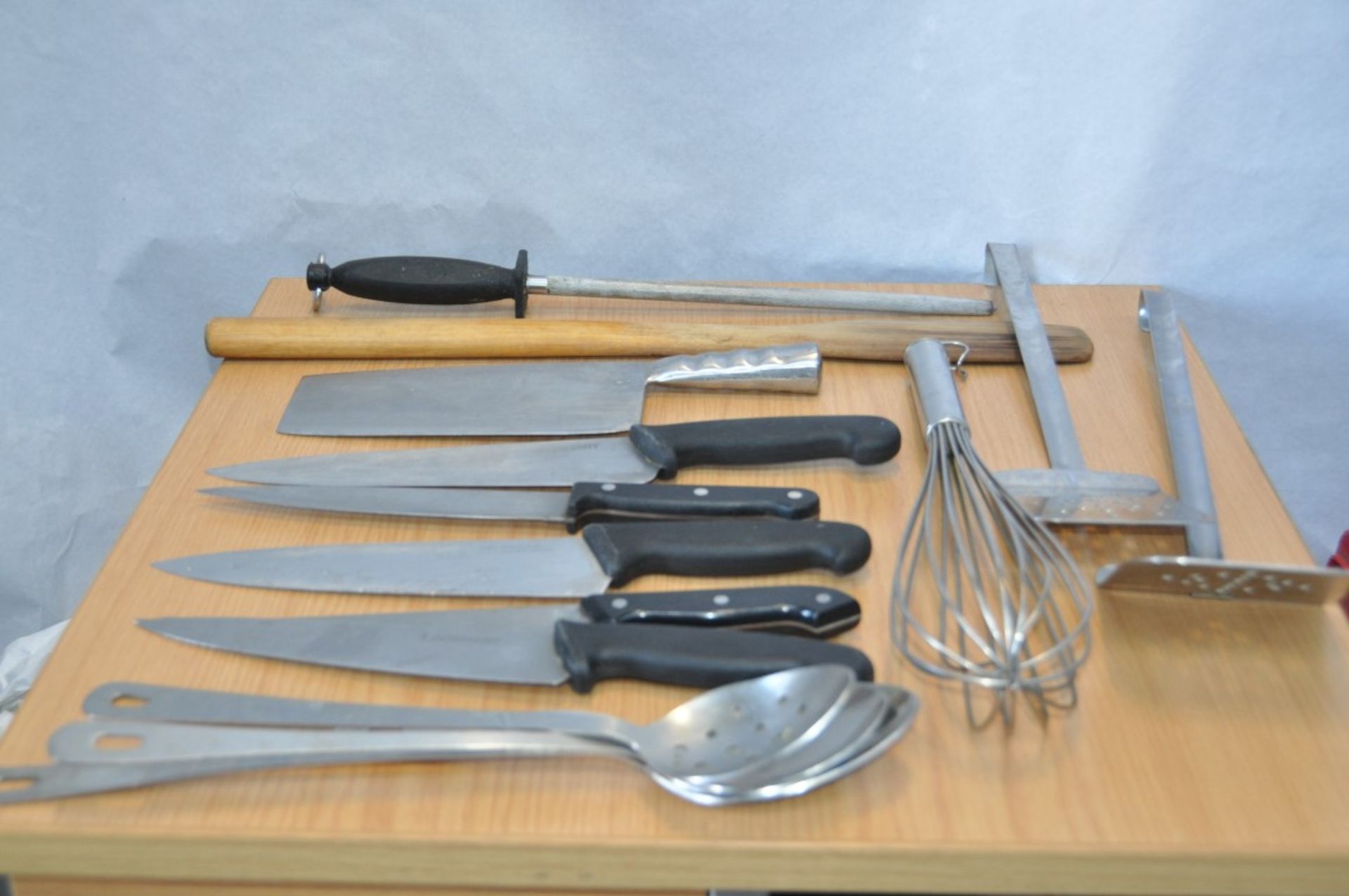 Job Lot Of Kitchen Equipment –  40+ Items Included - Includes Knives, Whisk, Drainers & Mini - Image 6 of 6