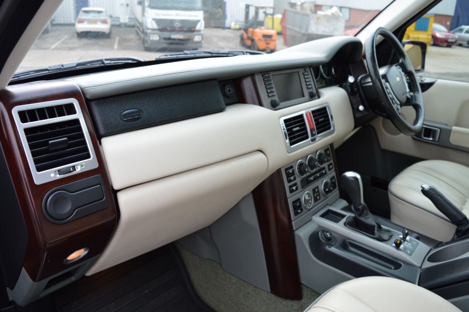 1 x Range Rover Vogue V8 4.4 Automatic - Black, Leather Interior, Petrol, Television, Premium - Image 6 of 63