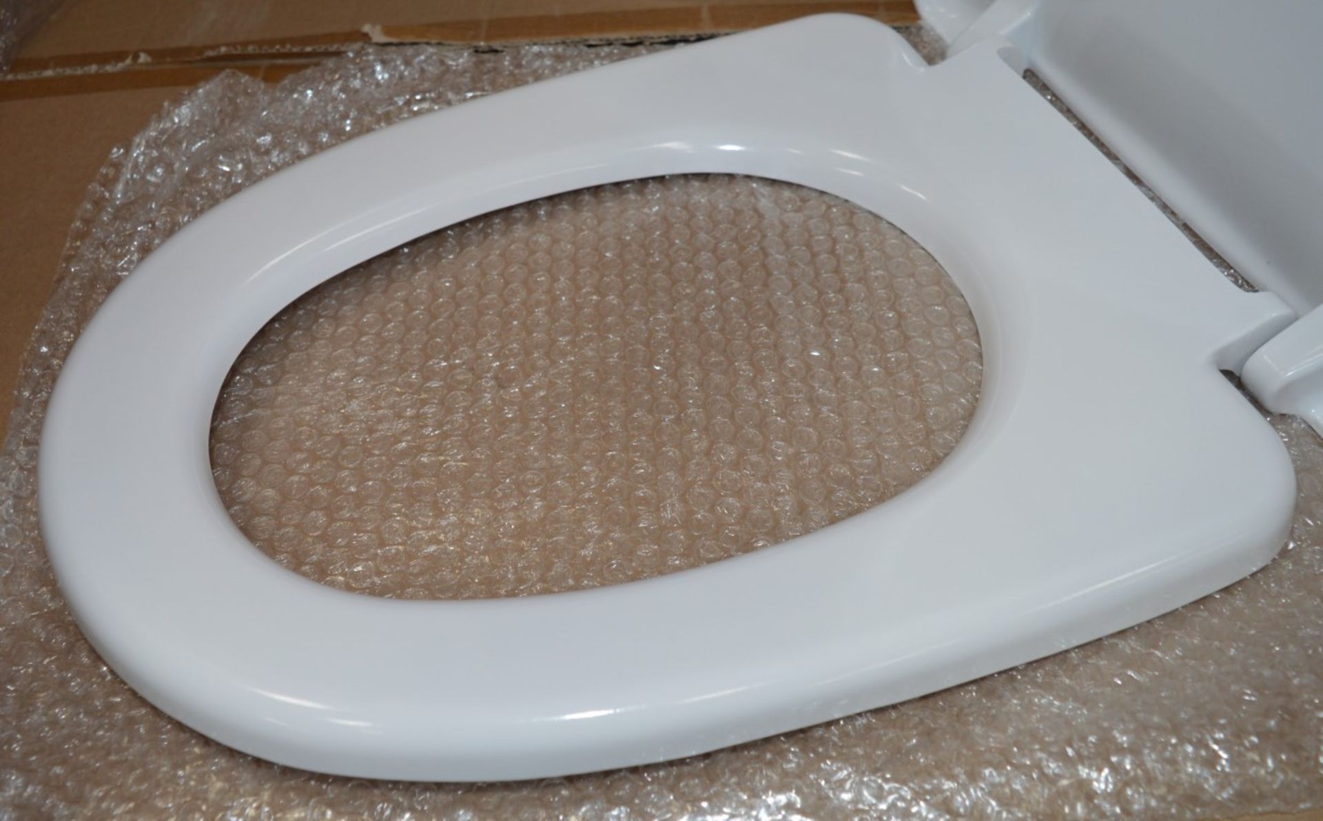 1 x Vogue Caprice Modern White Soft Close Toilet Seat and Cover Top Fixing - Brand New Boxed Stock - - Image 2 of 3