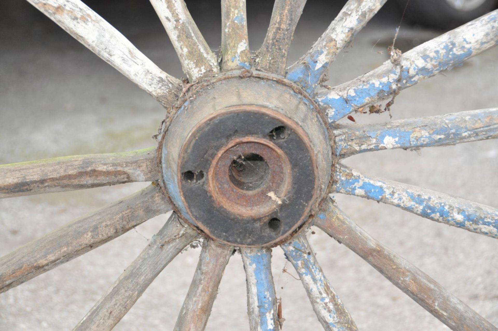 1 x Reclaimed Wooden WAGON / CART WHEEL – Iron Trim – Radius: 94cm – Perfect As A Garden Feature / - Image 5 of 6