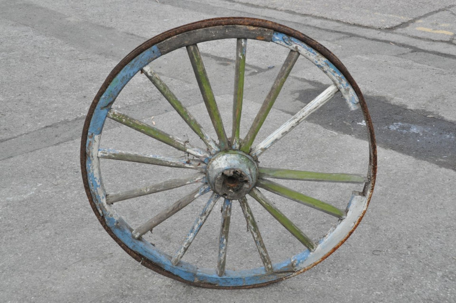 1 x Reclaimed Wooden WAGON / CART WHEEL – Iron Trim – Radius: 94cm – Perfect As A Garden Feature / - Image 2 of 6