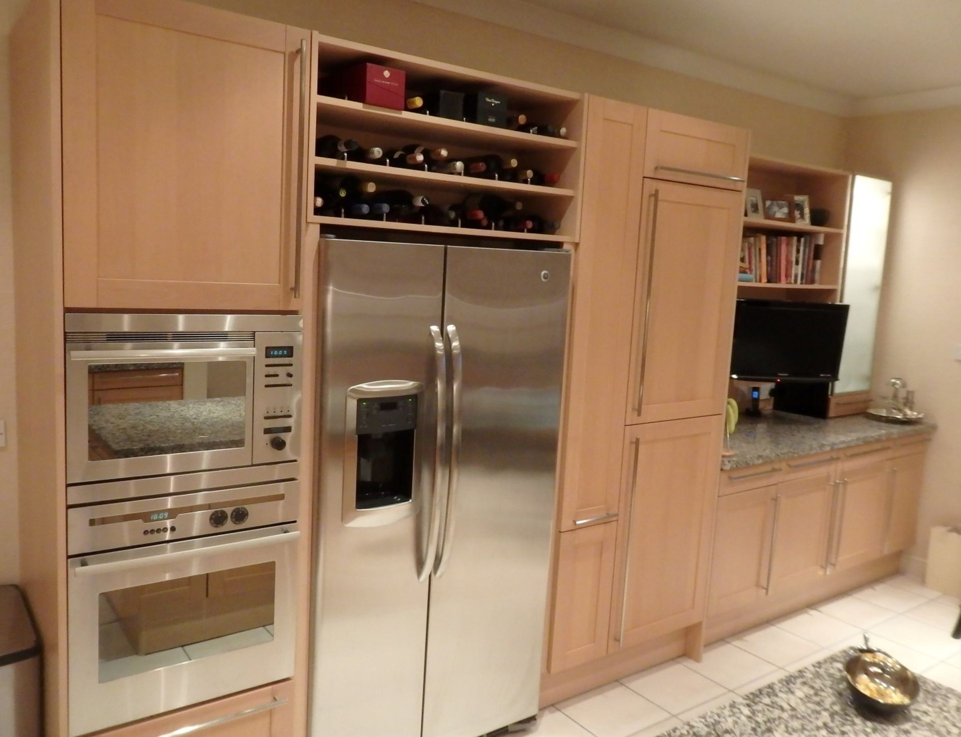 1 x Siematic Fitted Kitchen With Beech Shaker Style Doors, Granite Worktops, Central Island and - Image 92 of 148
