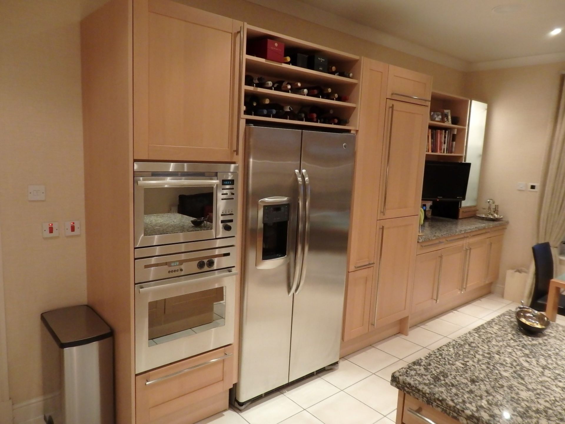 1 x Siematic Fitted Kitchen With Beech Shaker Style Doors, Granite Worktops, Central Island and - Image 93 of 148