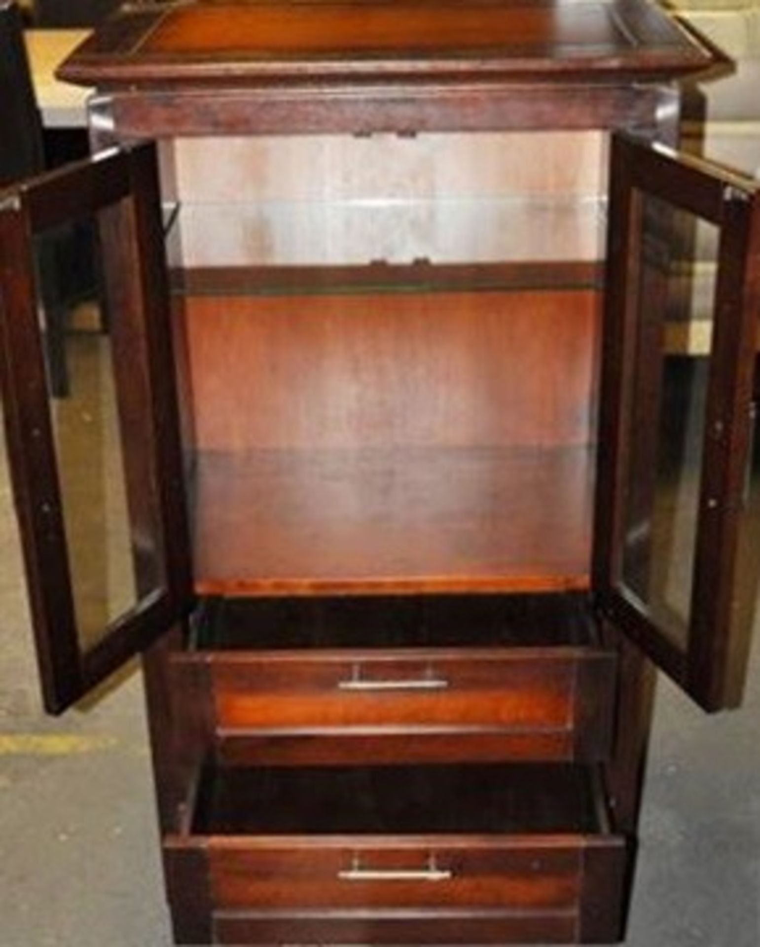 1 x Henley Traditional Red Mahogany Drinks Cabinet by Bentley Designs – Comes with Drawers & Glass - Image 3 of 7