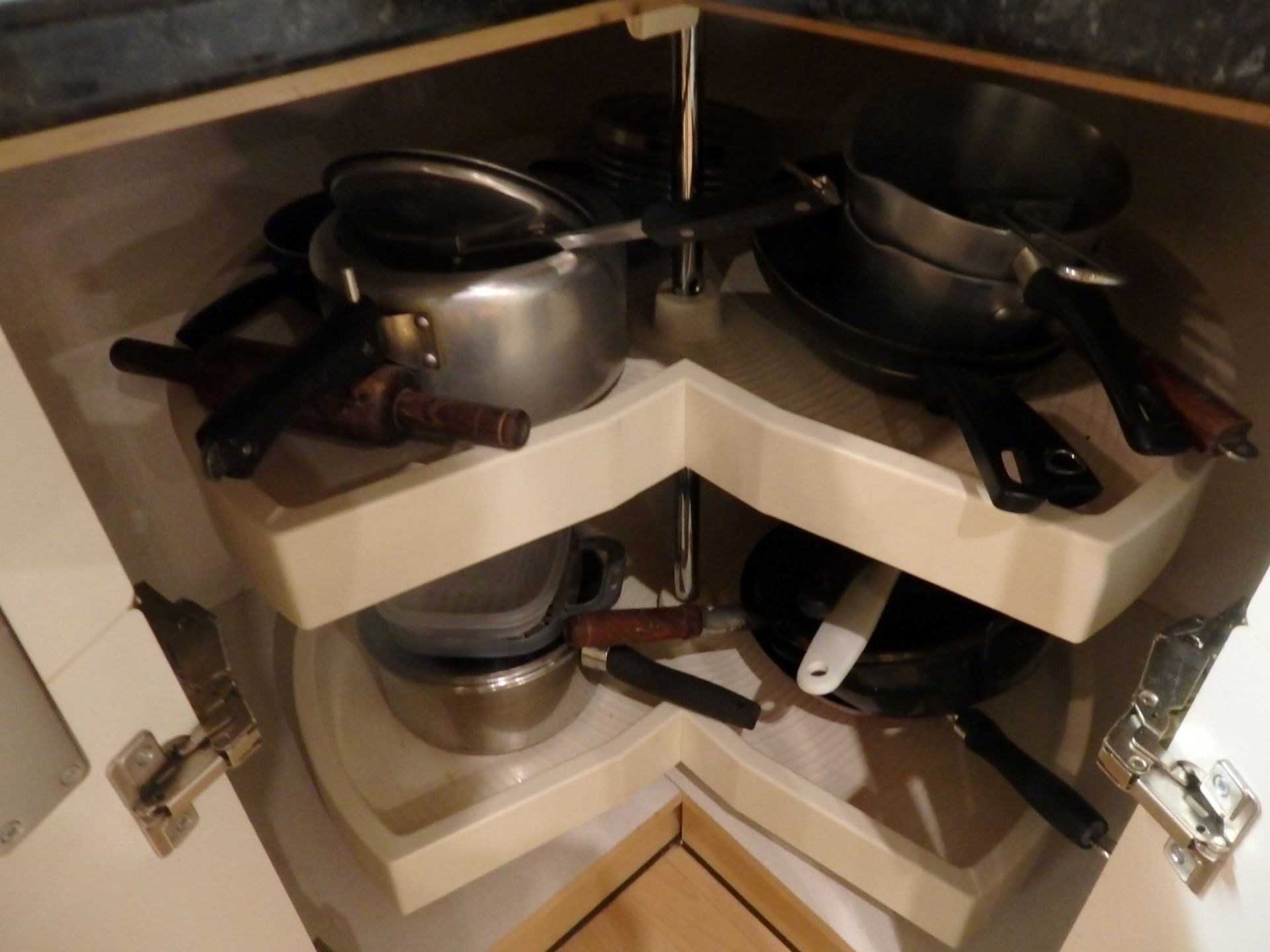 1 x Hygena Fitted Kitchen - Cream Gloss Doors With T Bar Handles - Black Granite Worktops - Bosch - Image 72 of 77