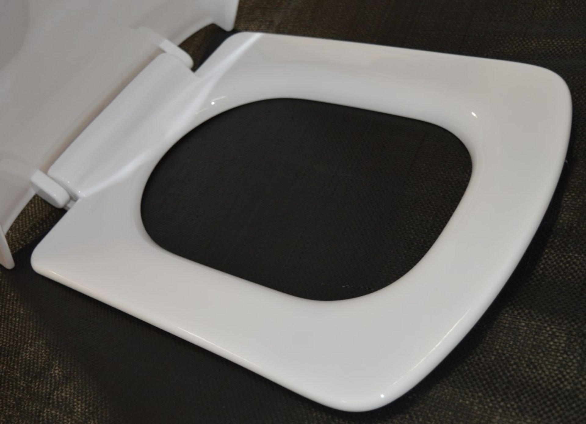 1 x Vogue Chevron Modern Square White Soft Close Toilet Seat and Cover Top Fixing - Brand New - Image 4 of 4