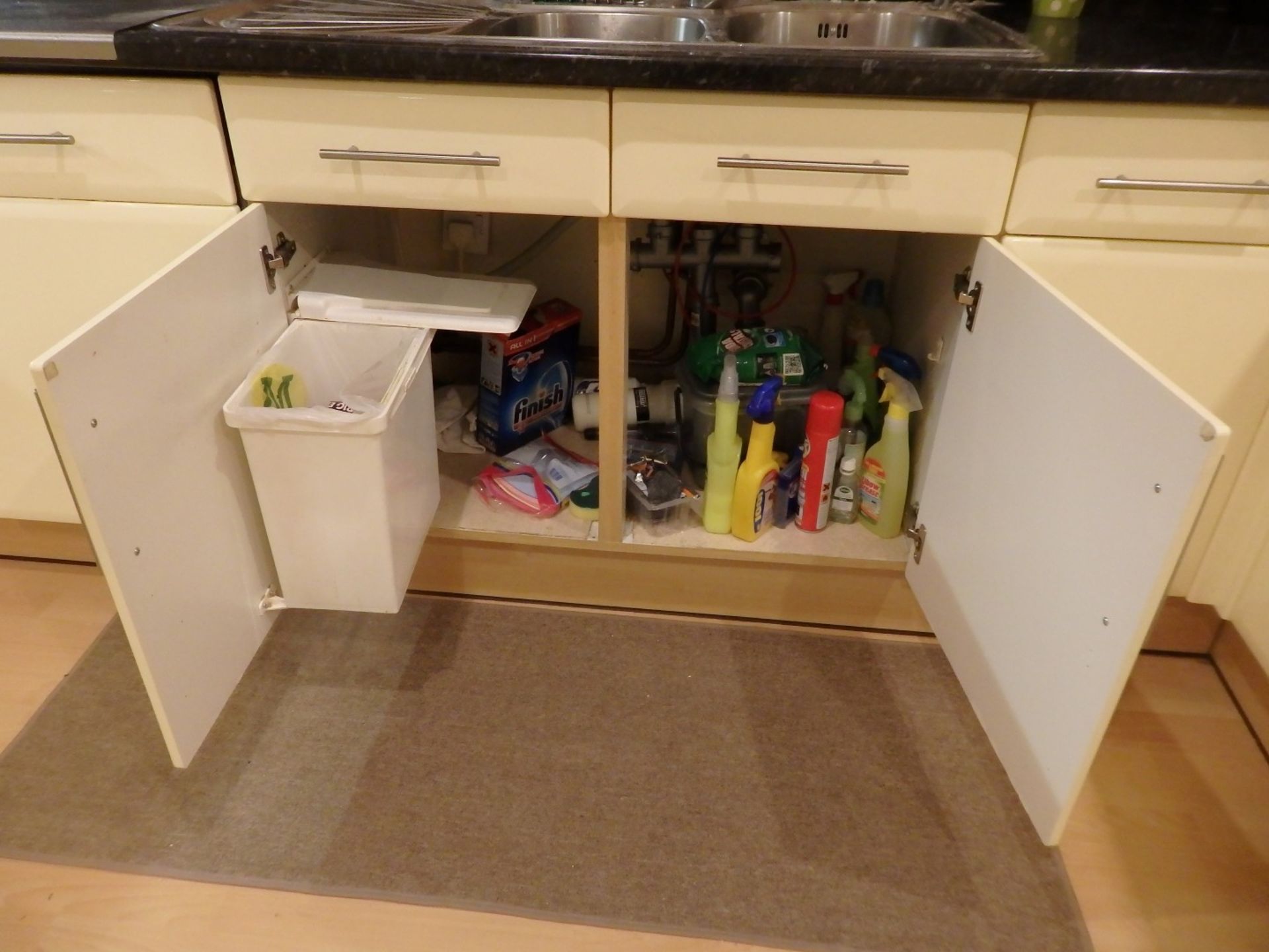 1 x Hygena Fitted Kitchen - Cream Gloss Doors With T Bar Handles - Black Granite Worktops - Bosch - Image 66 of 77