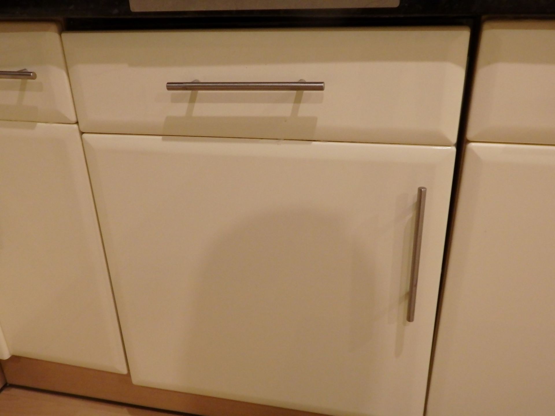 1 x Hygena Fitted Kitchen - Cream Gloss Doors With T Bar Handles - Black Granite Worktops - Bosch - Image 33 of 77