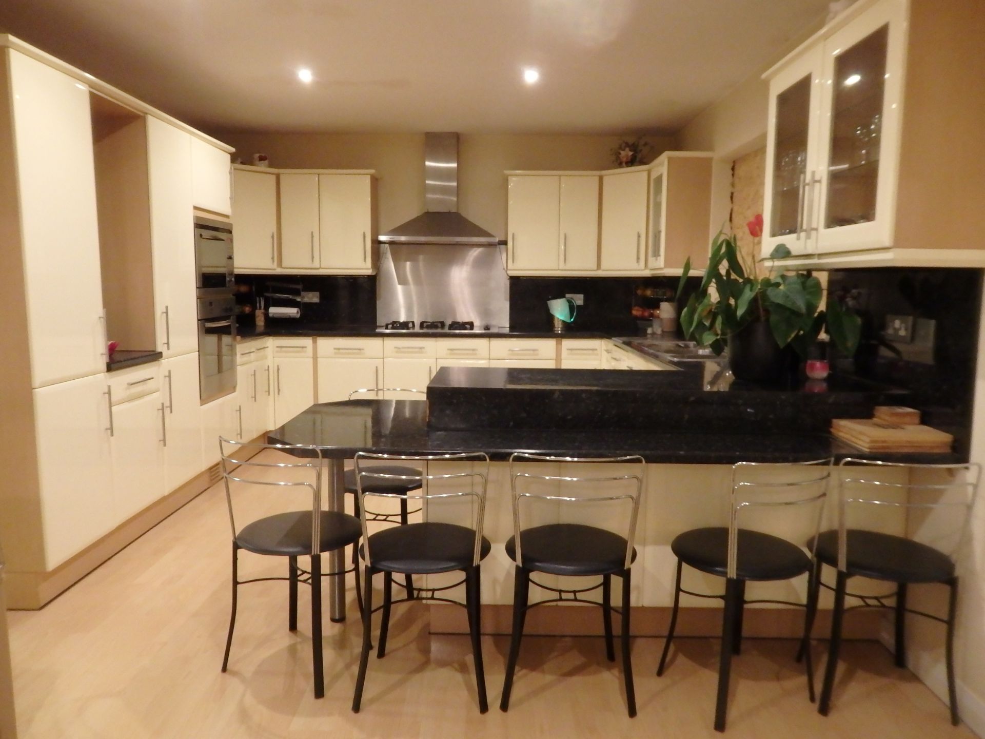 1 x Hygena Fitted Kitchen - Cream Gloss Doors With T Bar Handles - Black Granite Worktops - Bosch - Image 4 of 77