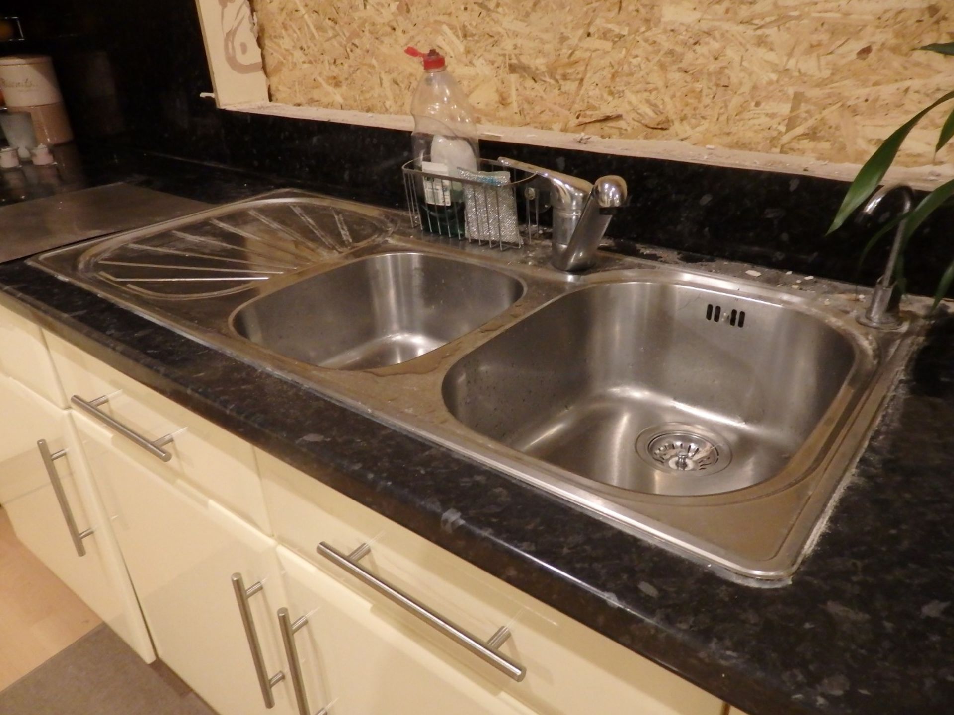 1 x Hygena Fitted Kitchen - Cream Gloss Doors With T Bar Handles - Black Granite Worktops - Bosch - Image 19 of 77