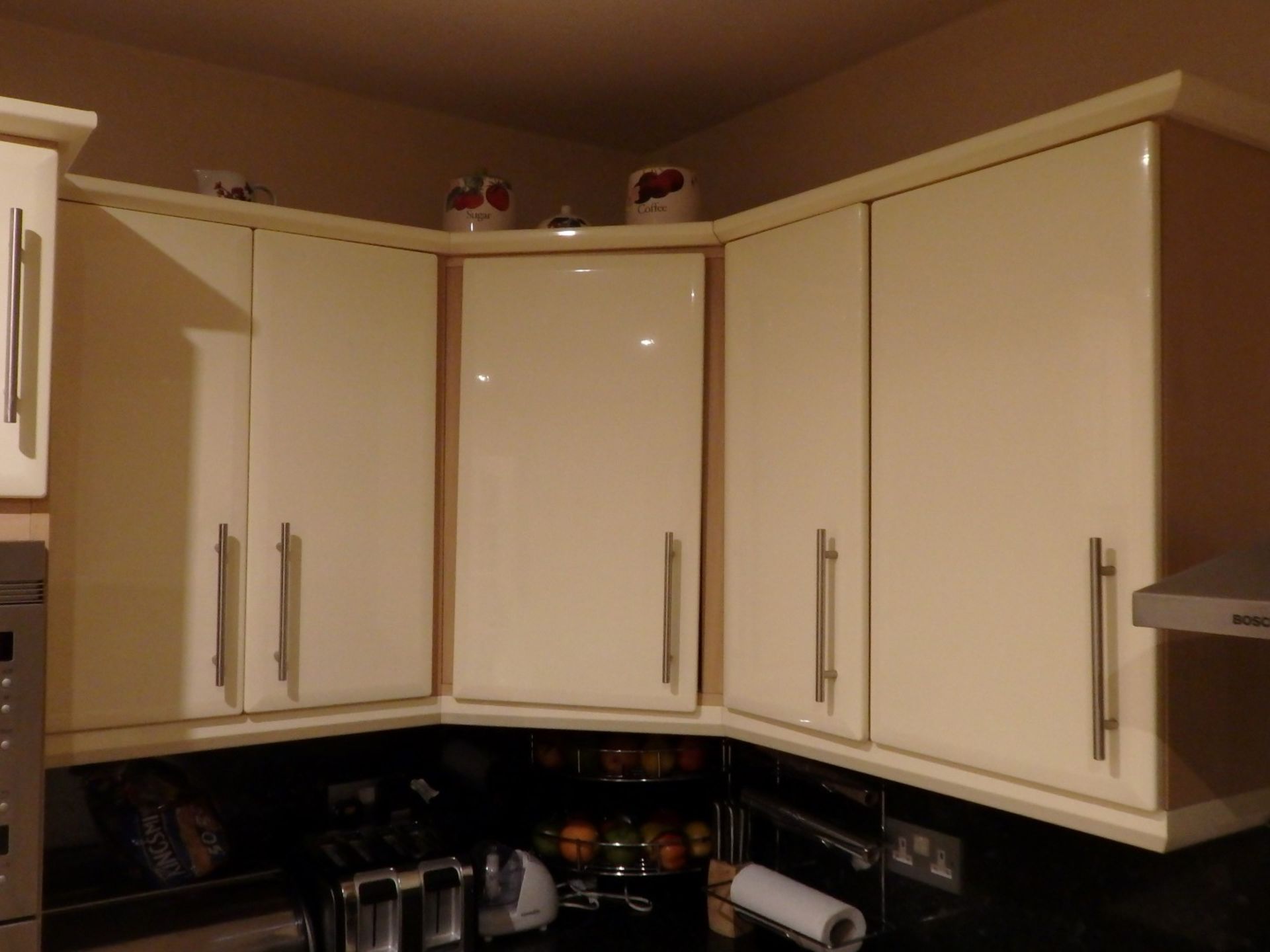 1 x Hygena Fitted Kitchen - Cream Gloss Doors With T Bar Handles - Black Granite Worktops - Bosch - Image 40 of 77