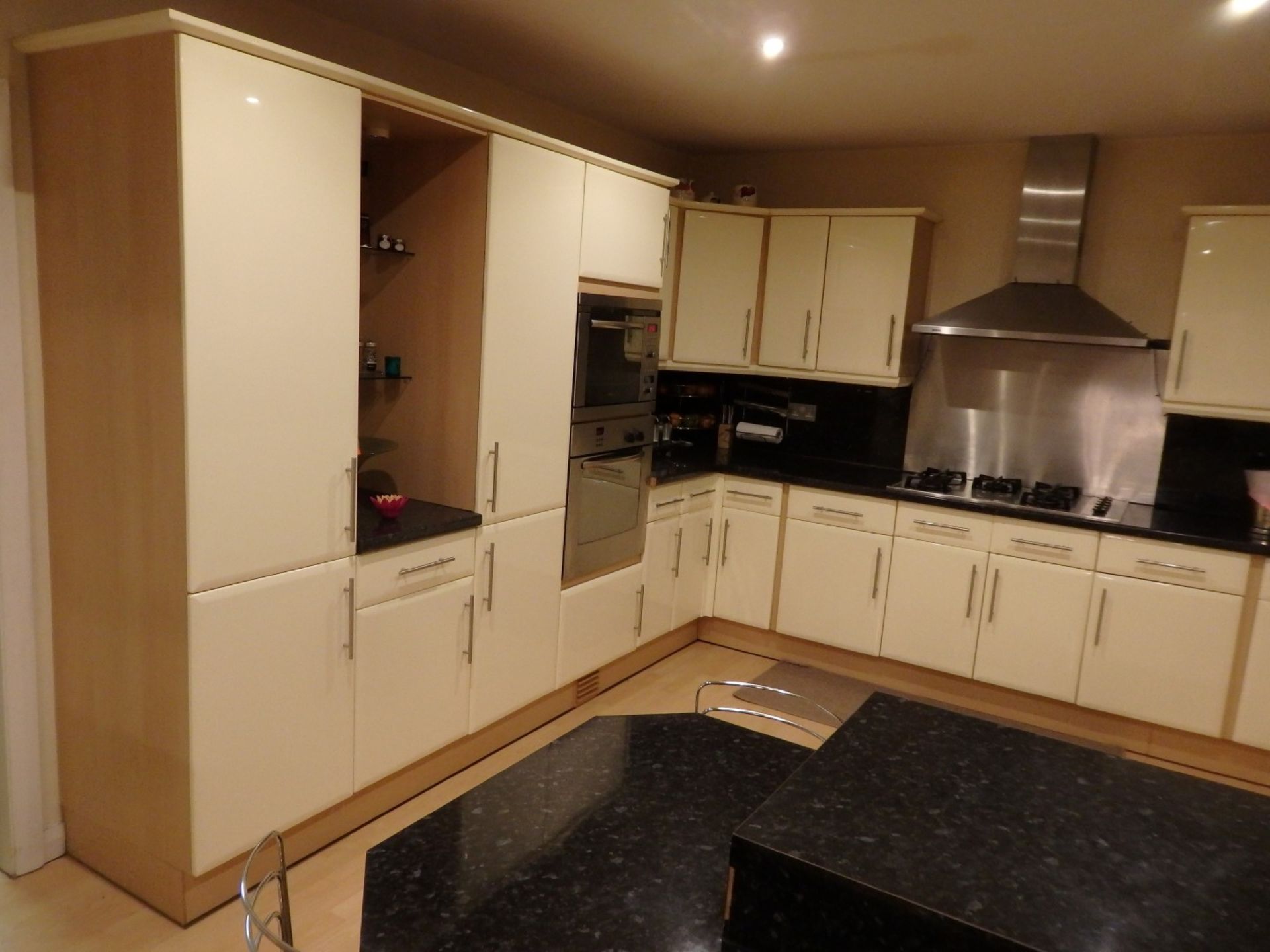 1 x Hygena Fitted Kitchen - Cream Gloss Doors With T Bar Handles - Black Granite Worktops - Bosch - Image 5 of 77