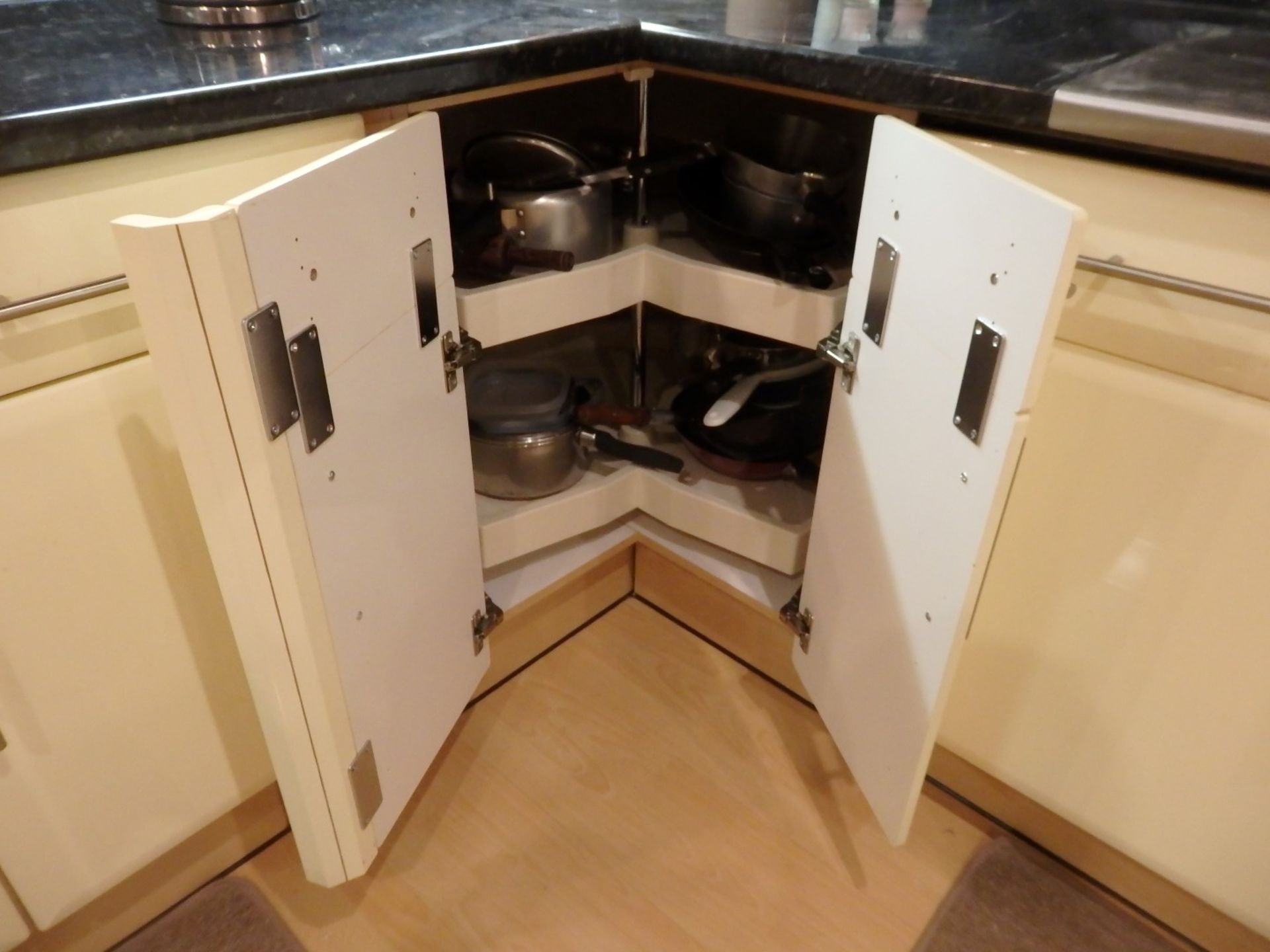 1 x Hygena Fitted Kitchen - Cream Gloss Doors With T Bar Handles - Black Granite Worktops - Bosch - Image 71 of 77