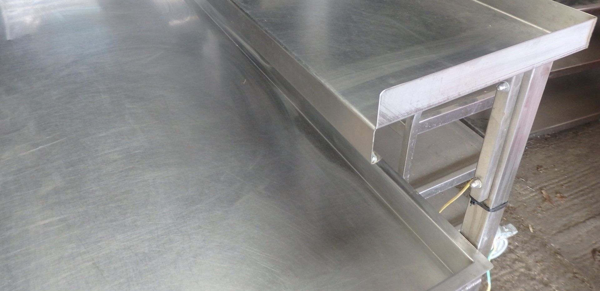 1 x Stainless Steel Commercial Kitchen Prep Bench With Undershelf and Overshelf - CL057 - H86/130 - Image 2 of 4