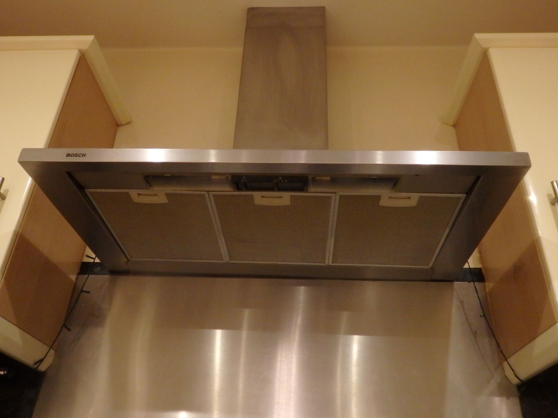 1 x Hygena Fitted Kitchen - Cream Gloss Doors With T Bar Handles - Black Granite Worktops - Bosch - Image 29 of 77