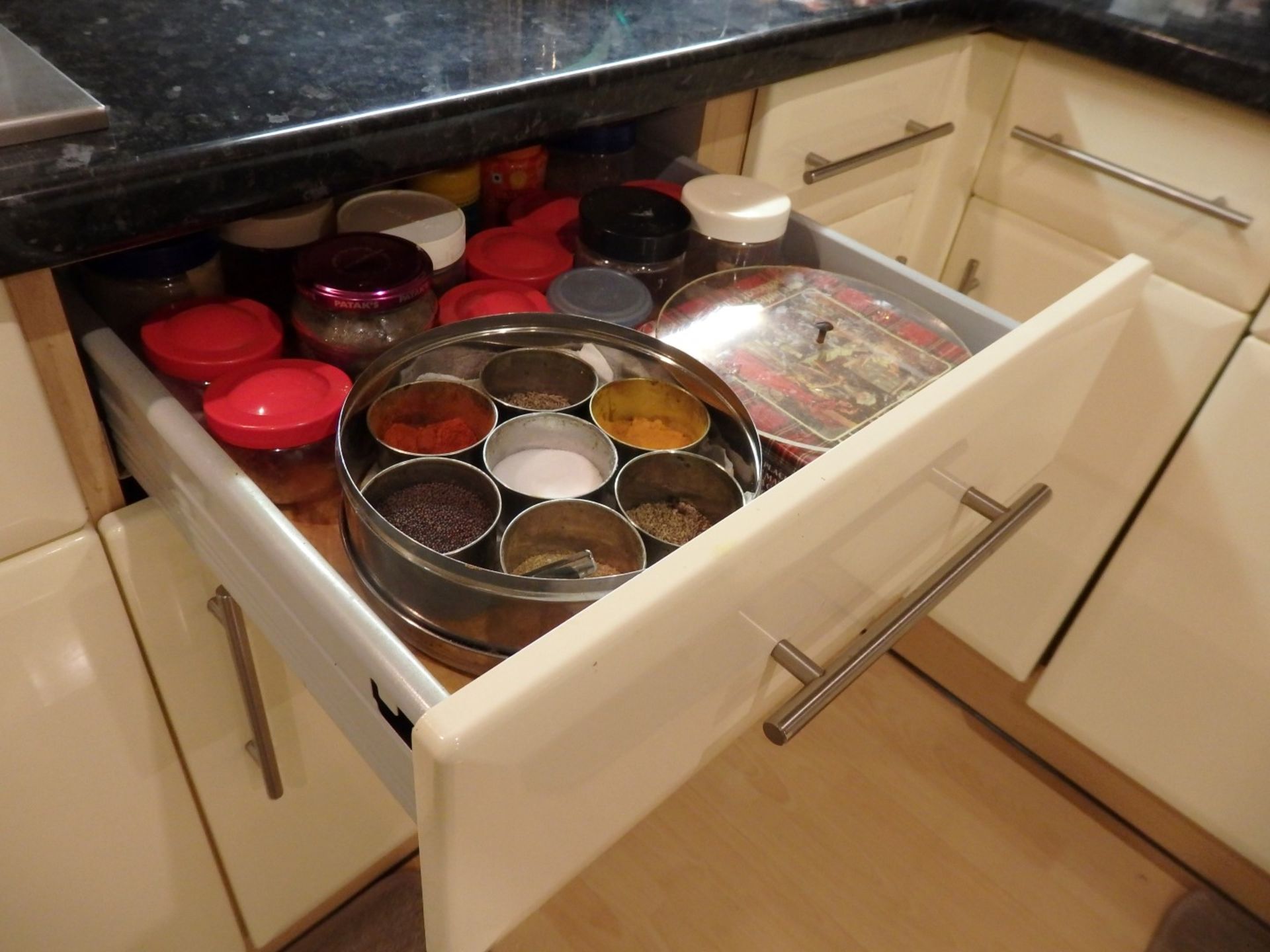 1 x Hygena Fitted Kitchen - Cream Gloss Doors With T Bar Handles - Black Granite Worktops - Bosch - Image 69 of 77