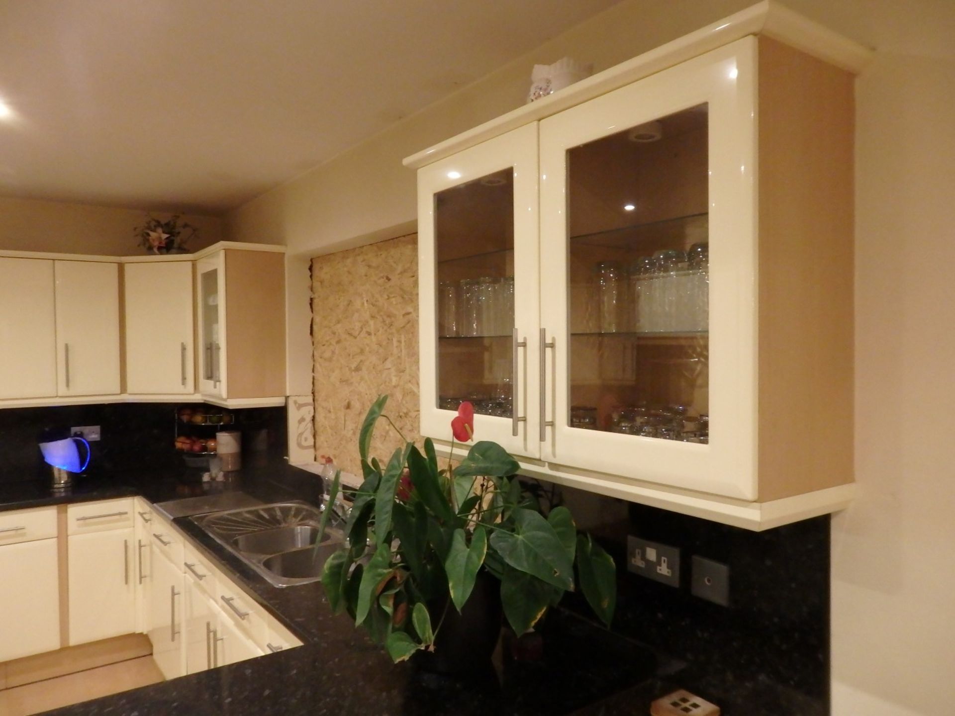 1 x Hygena Fitted Kitchen - Cream Gloss Doors With T Bar Handles - Black Granite Worktops - Bosch - Image 8 of 77