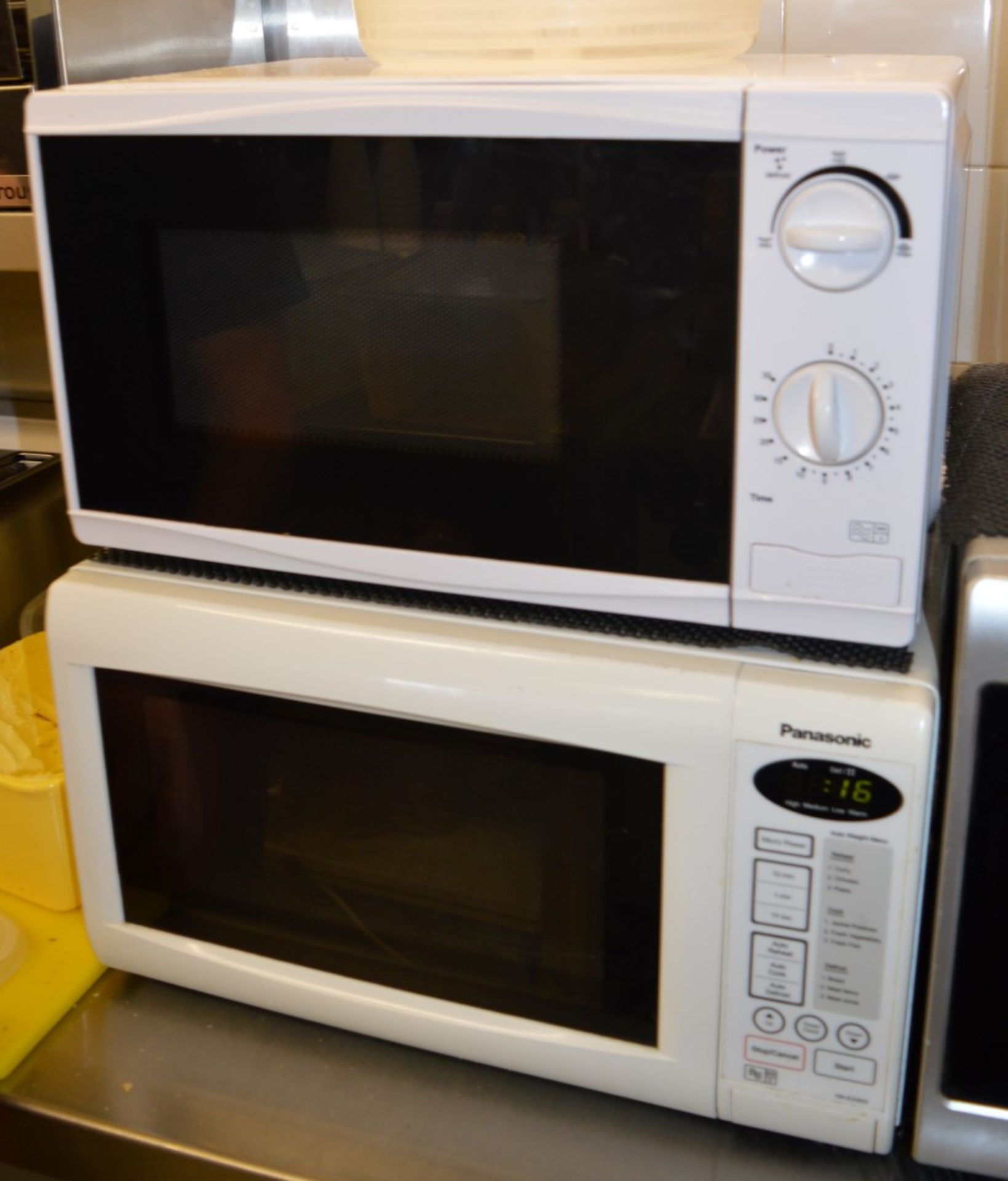 2 x Microwave Ovens - CL078 - Location: Poulton Le Fylde, Lancashire, FY6