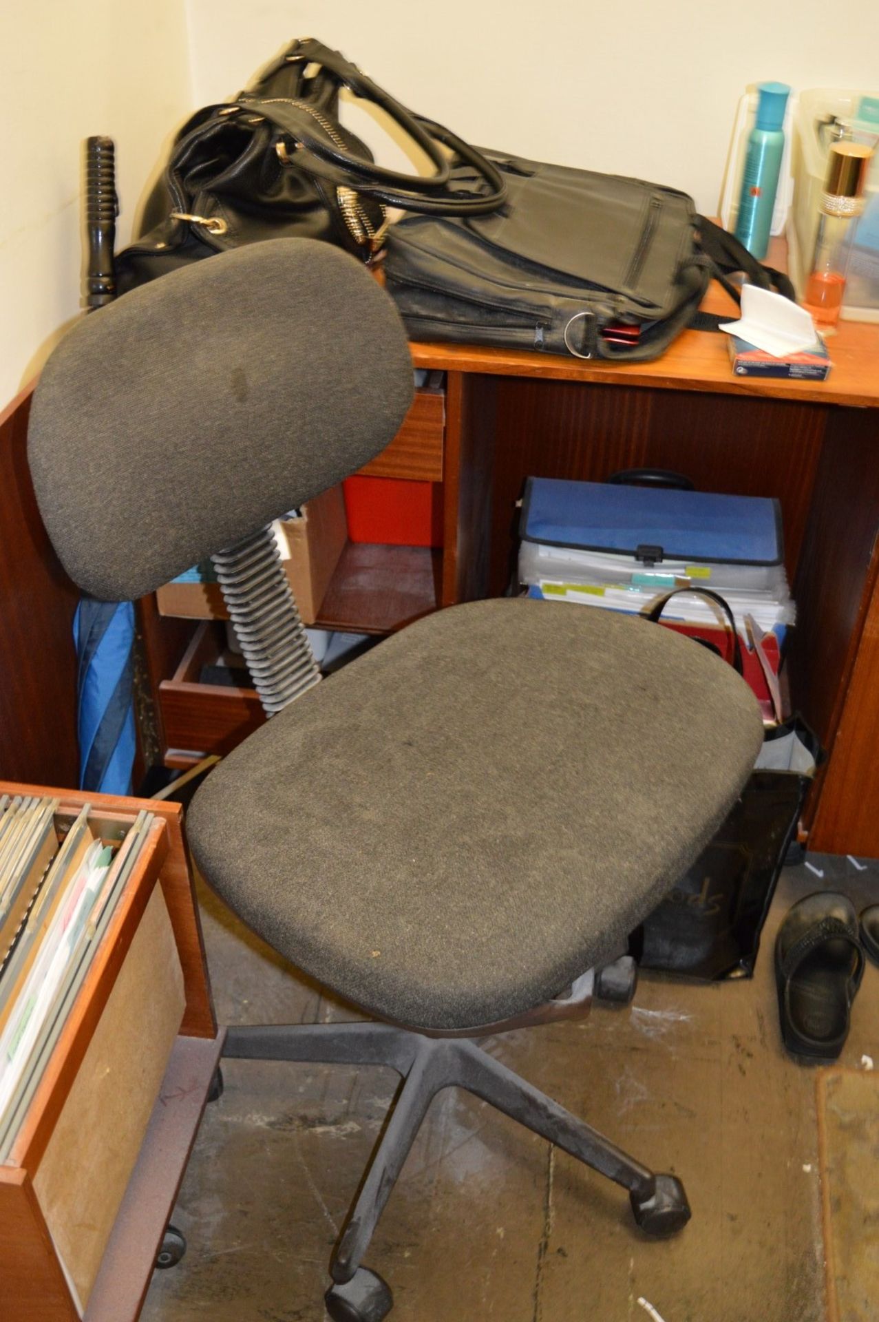 1 x Collection of Office Furniture - Includes Two Desks, Table, Two Office Chairs and Oil Filled - Image 7 of 11