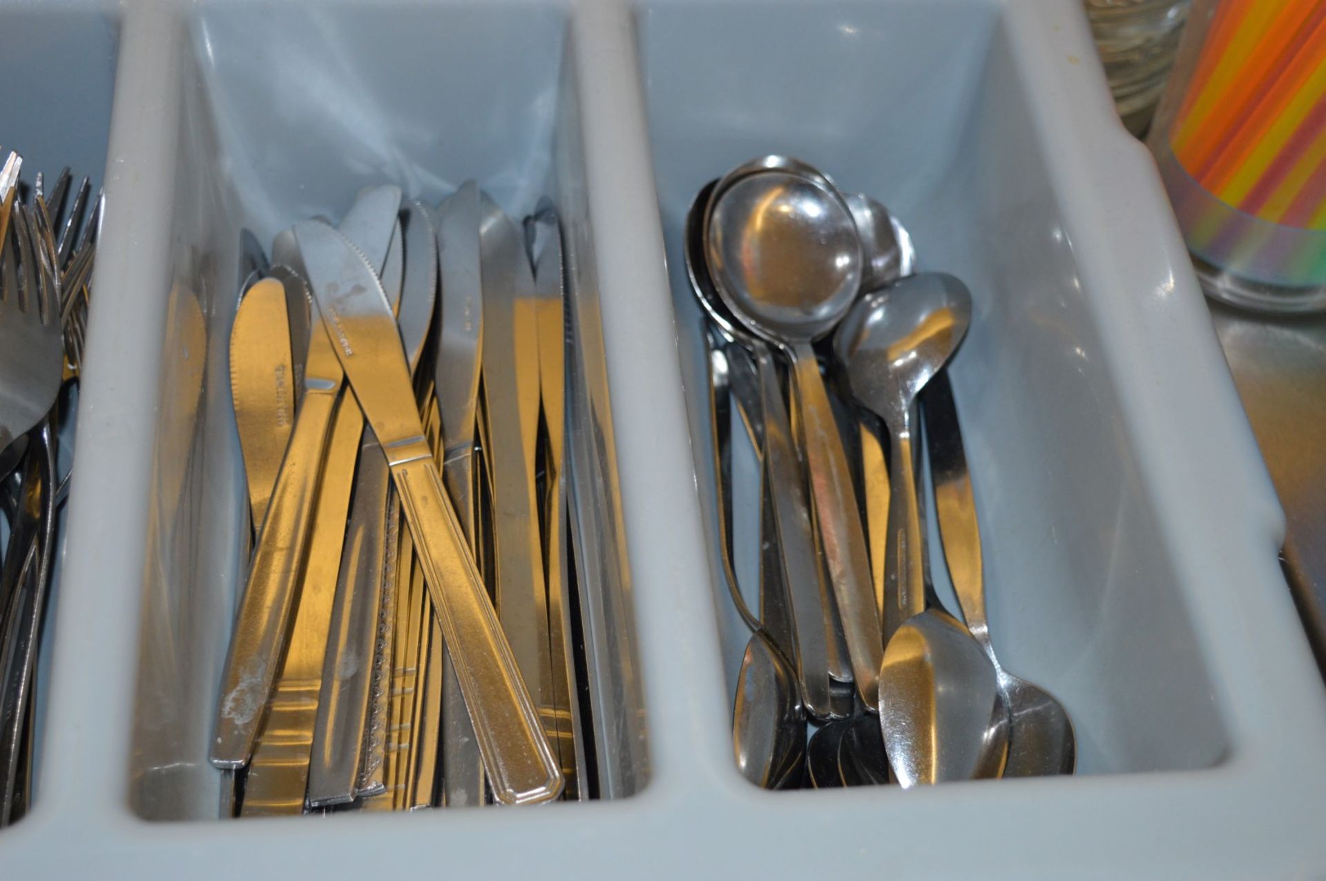 220 x Various Pieces of Cutlery Including Knives, Forks, Teaspoons, Desert Spoons and More - Large - Image 3 of 3