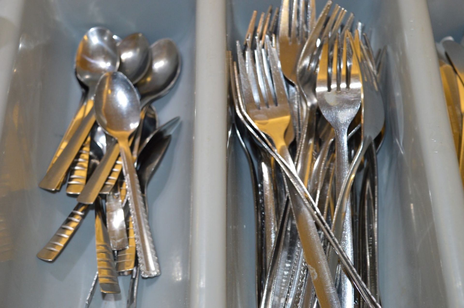 220 x Various Pieces of Cutlery Including Knives, Forks, Teaspoons, Desert Spoons and More - Large - Image 2 of 3