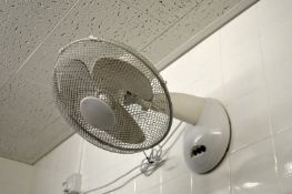 1 x Destop / Wall Mounted Fan - 240v Plug - CL078 - Location: Poulton Le Fylde, Lancashire, FY6