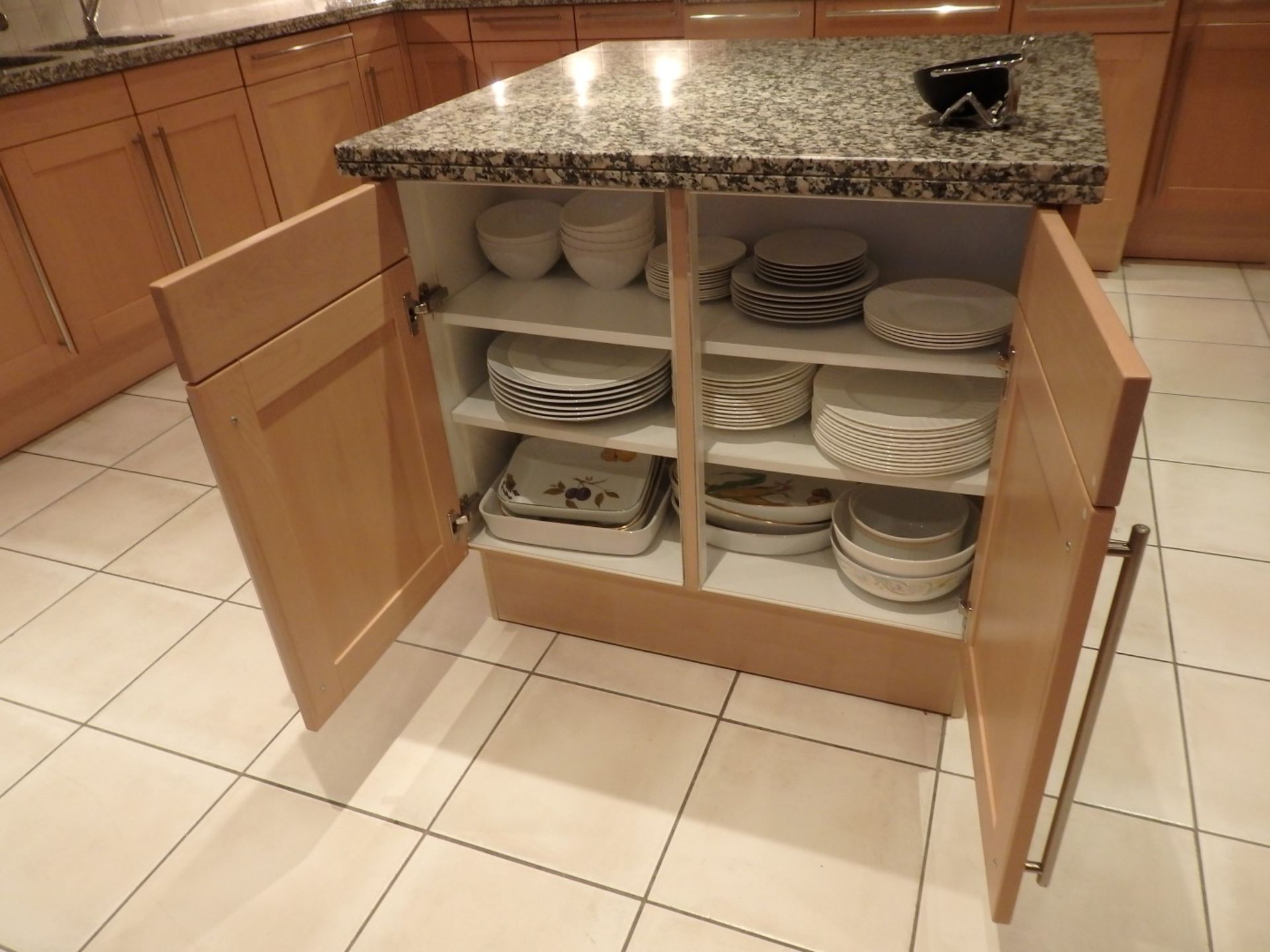 1 x Siematic Fitted Kitchen With Beech Shaker Style Doors, Granite Worktops, Central Island and - Image 77 of 151