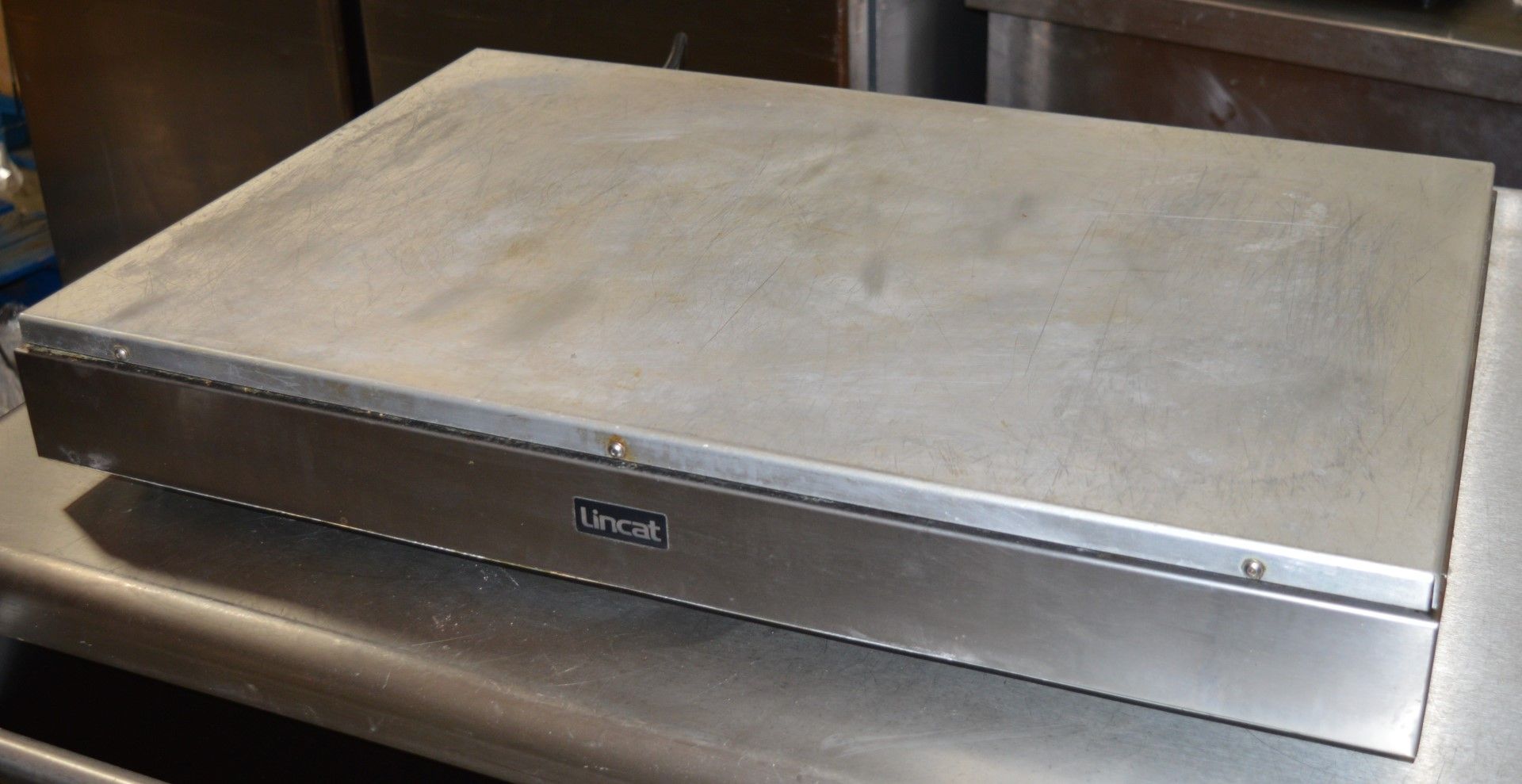 1 x Lincat HB2 Heated Display Base - Thermostic Heat Control - Rating 1000w 240v - Aluminium Surface