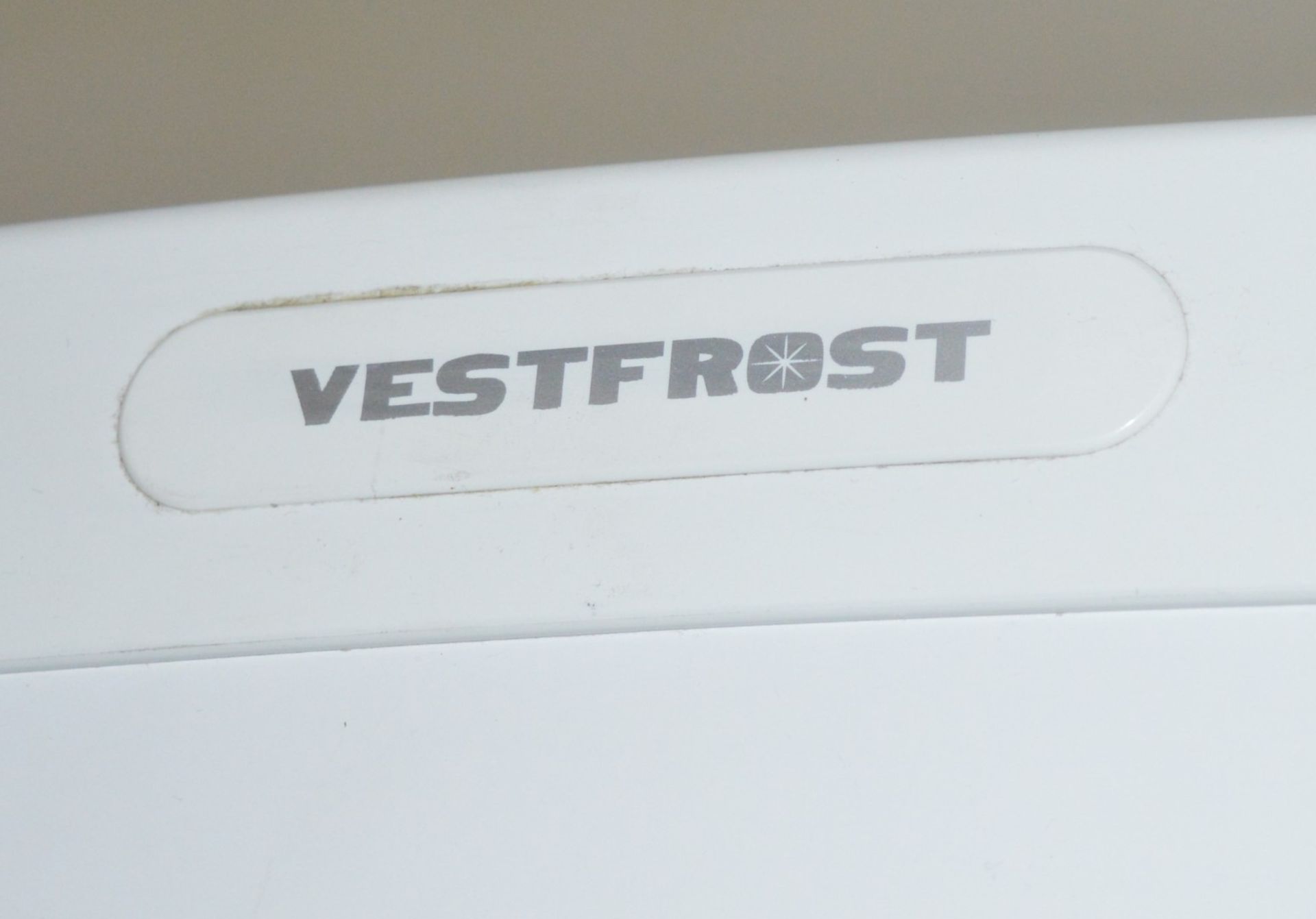 1 x Vestfrost SZ310M Fridge Freezer - Domestic Style For Commercial Use - Fan Assisted Cooling - Ref - Image 3 of 4