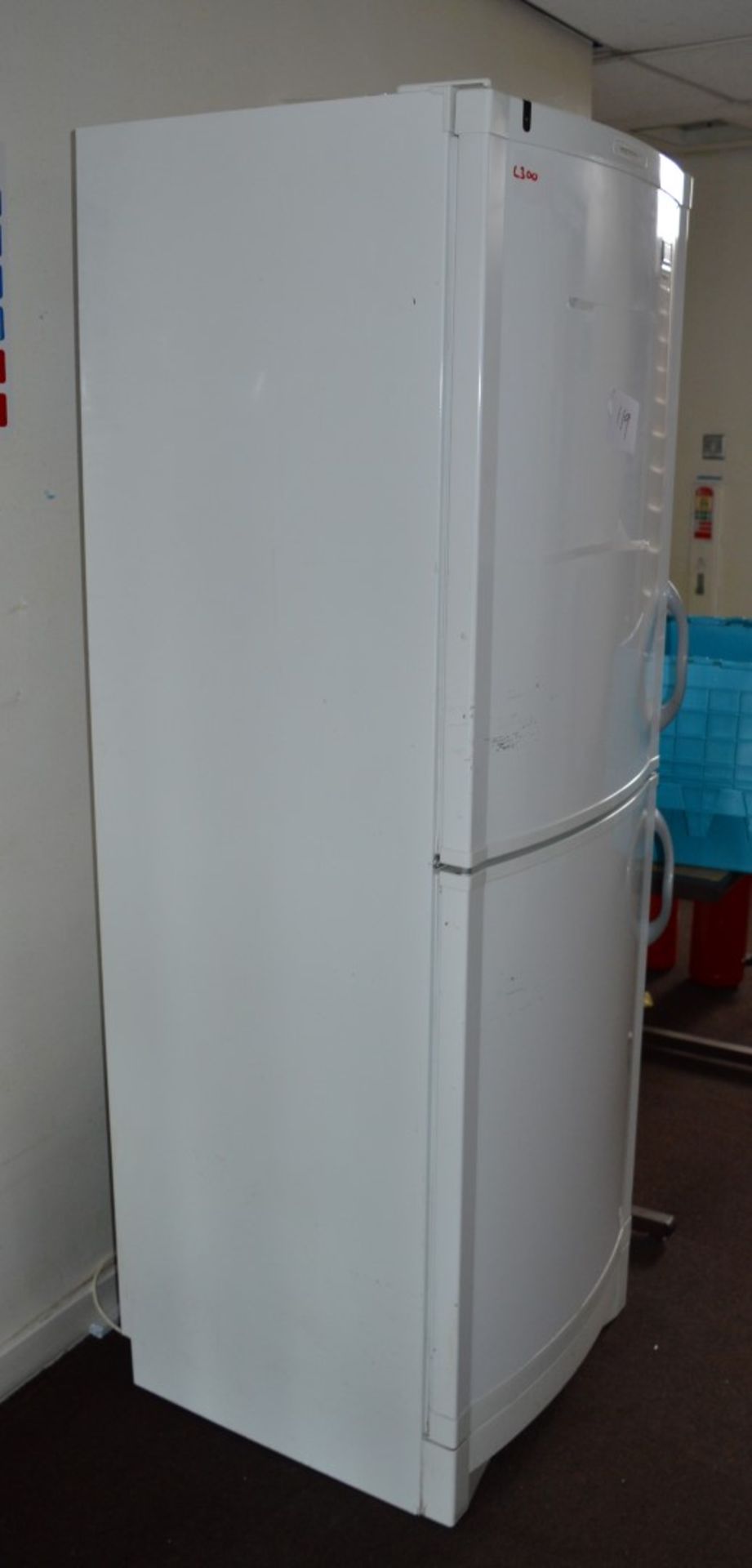 1 x Vestfrost SZ310M Fridge Freezer - Domestic Style For Commercial Use - Fan Assisted Cooling - Ref - Image 2 of 4