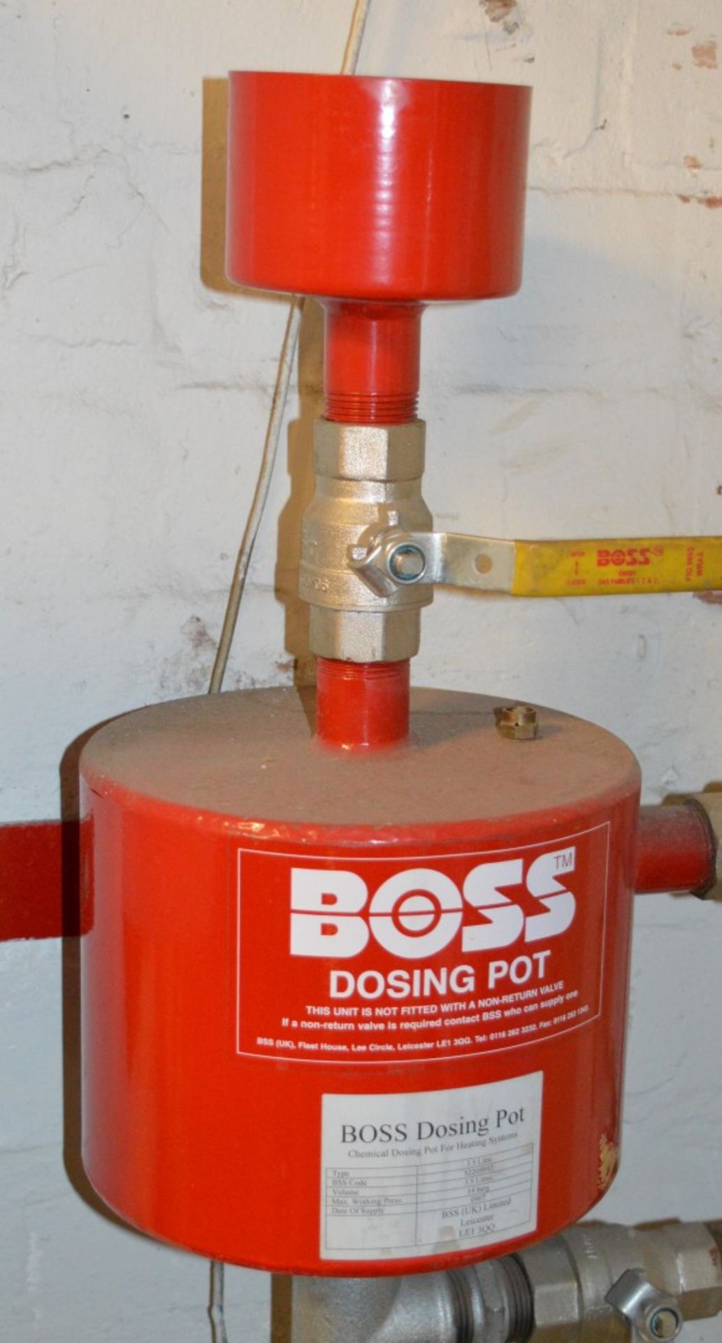 1 x Boss Chemical Dosing Pot For Heating Systems - 3.5 Litre - Designed For The Purpose of Feeding - Image 2 of 4