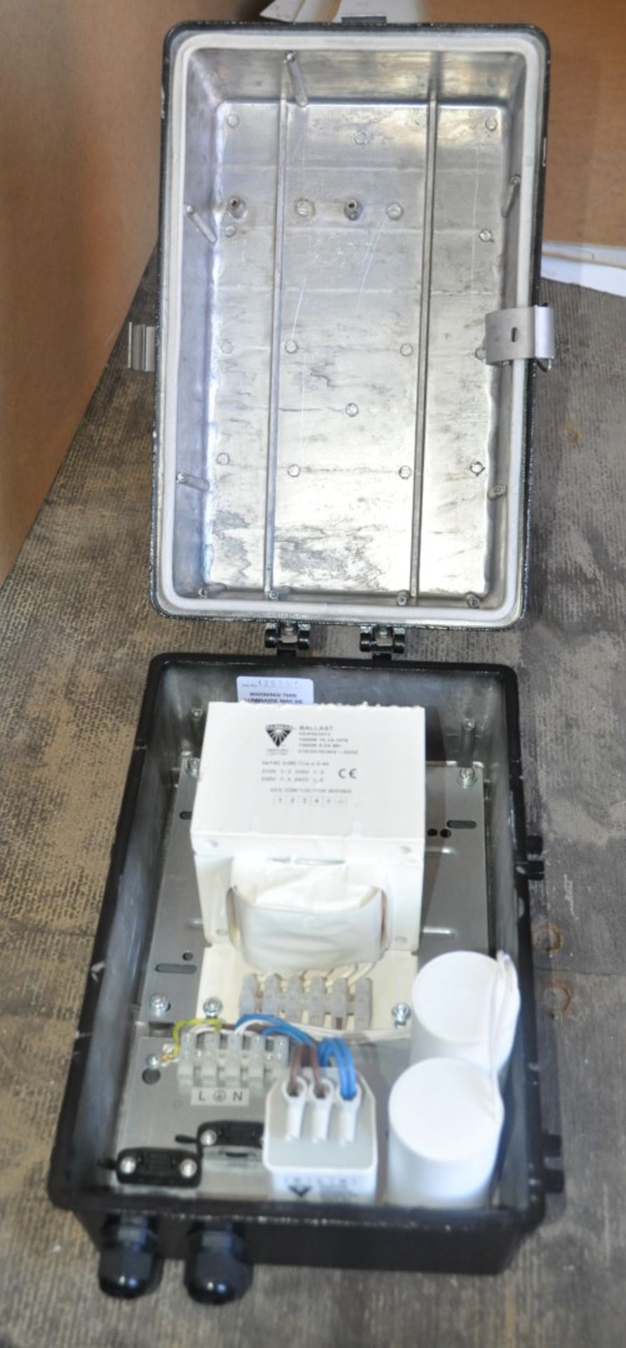 1 x Venture Outdoor Floodlight With 1000w Parmer Enclosed Ballast - Unused - Includes Lamp - Model - Image 2 of 11
