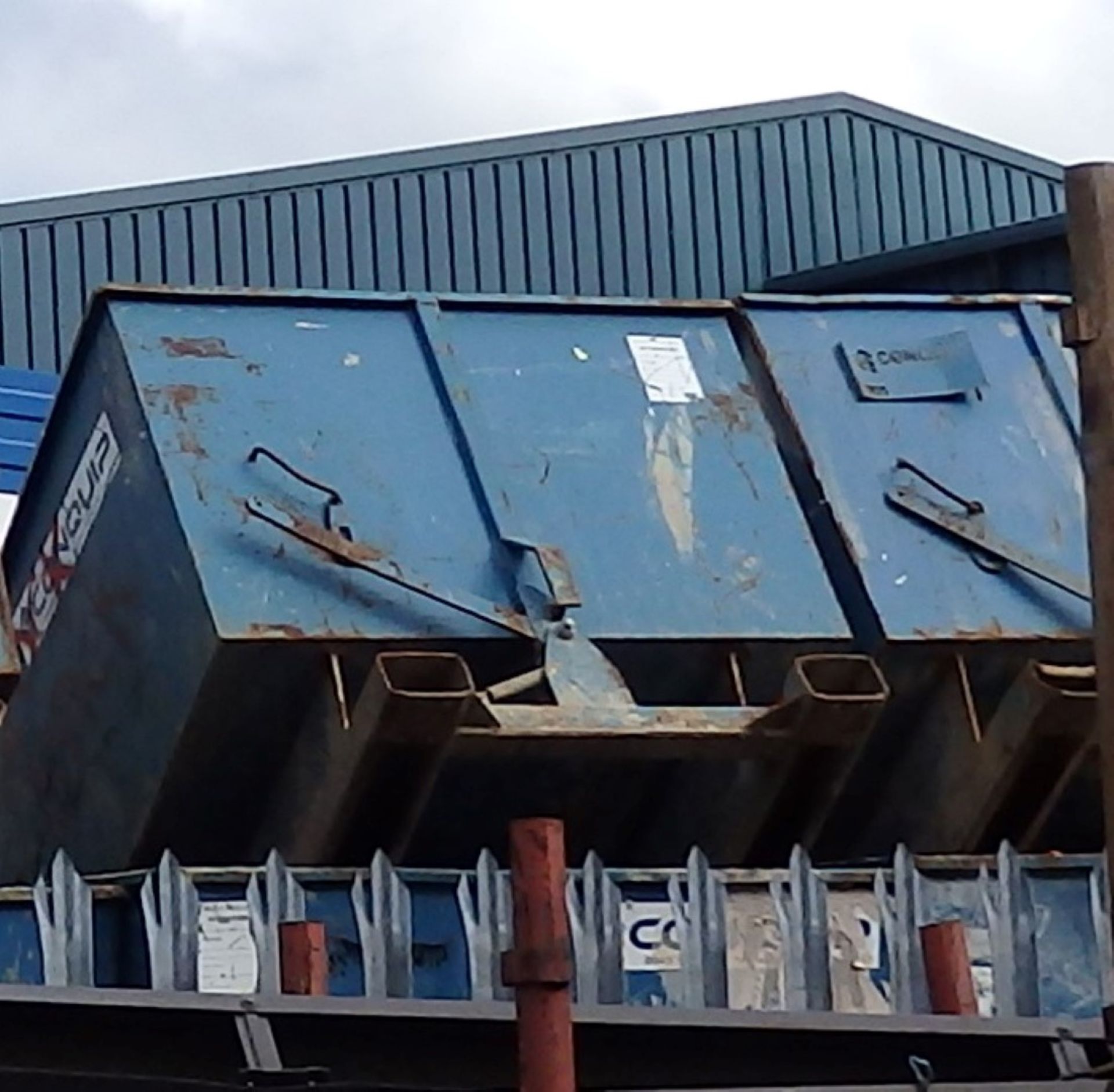 1 x Conquip Forklift Blue Skip Tipper - Heavy Duty - CL057 - Location: Welwyn, Hertfordshire, AL7 - Image 2 of 3
