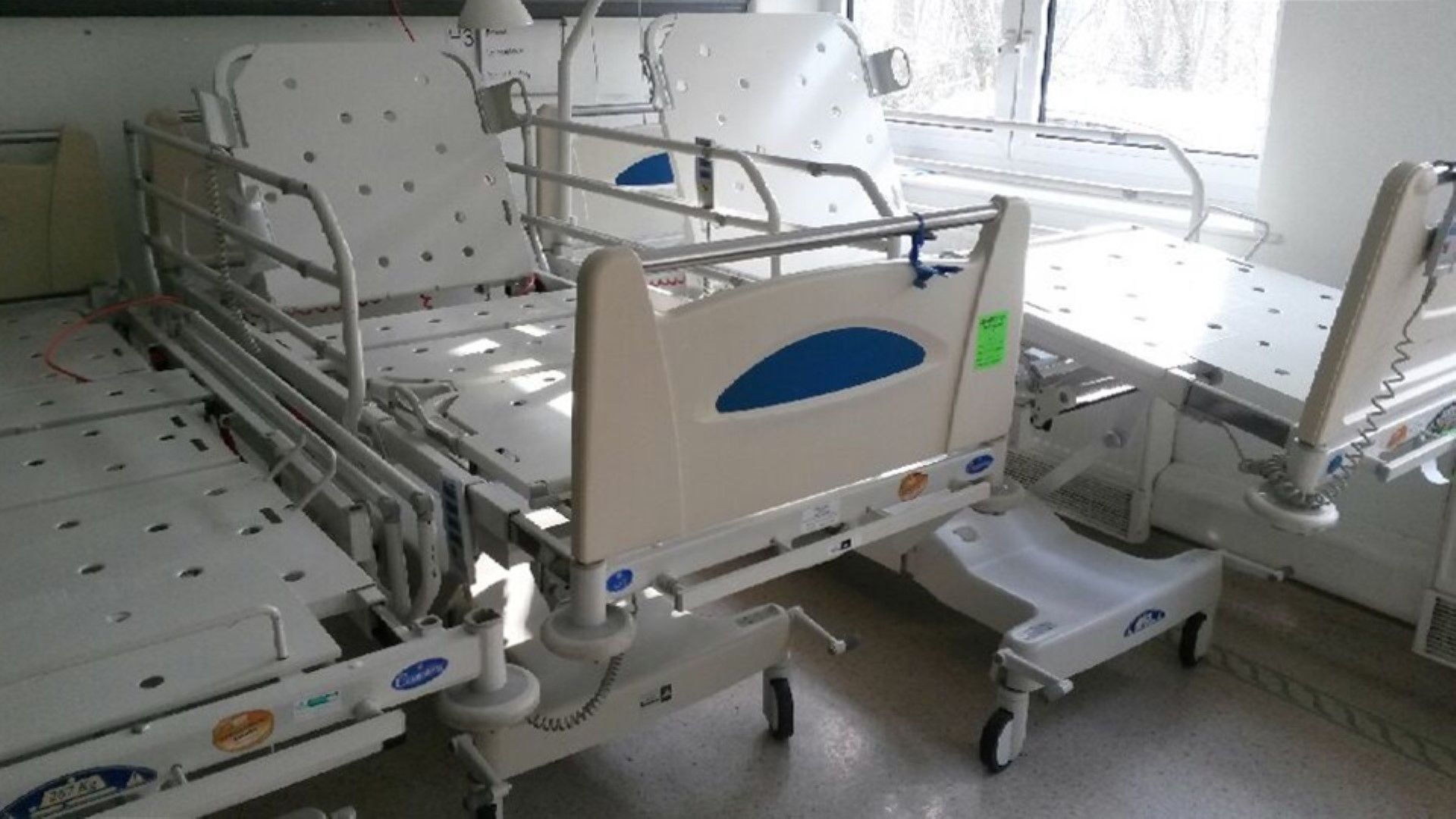 1 x Contoura 560 Huntleigh Electric Hospital Bed - Adult Size - With Side Rails - Four Section - Image 2 of 10