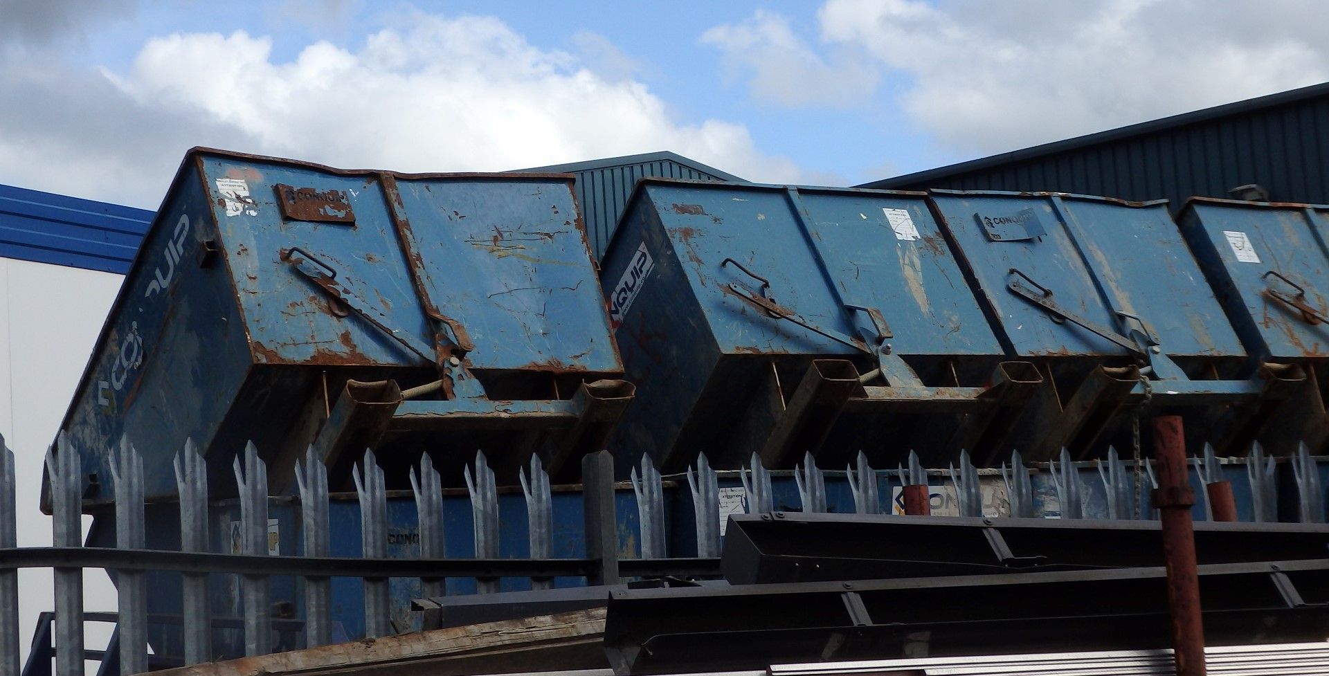 1 x Conquip Forklift Blue Skip Tipper - Heavy Duty - CL057 - Location: Welwyn, Hertfordshire, AL7 - Image 3 of 3